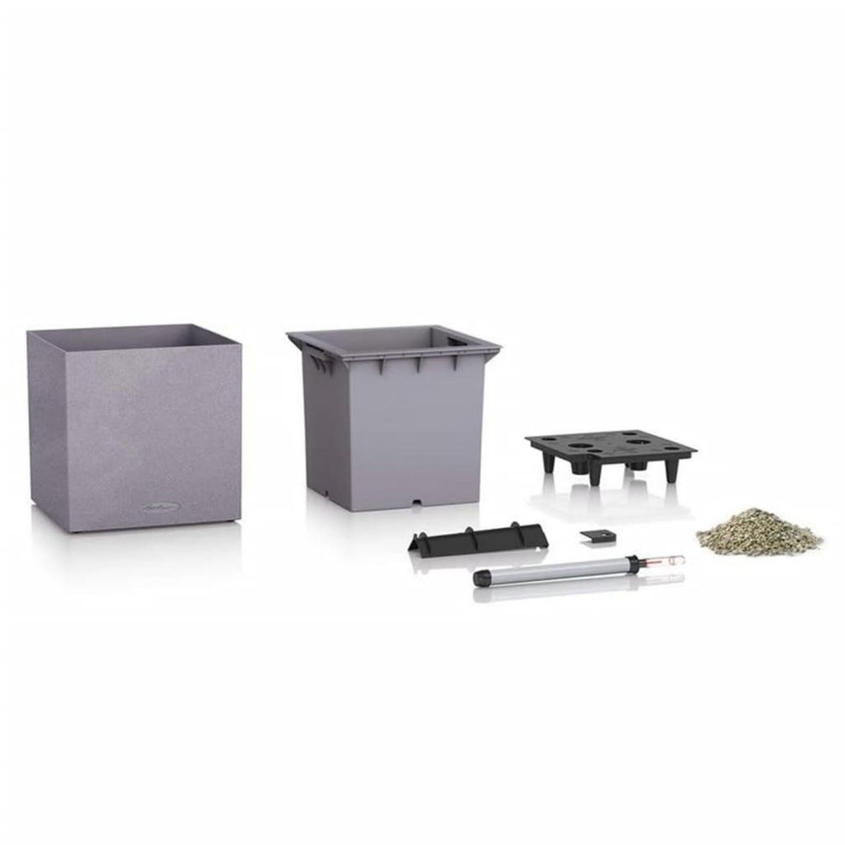 Composants d'une jardinière grise : un pot, une doublure intérieure, une base et d'autres pièces, sur fond blanc.