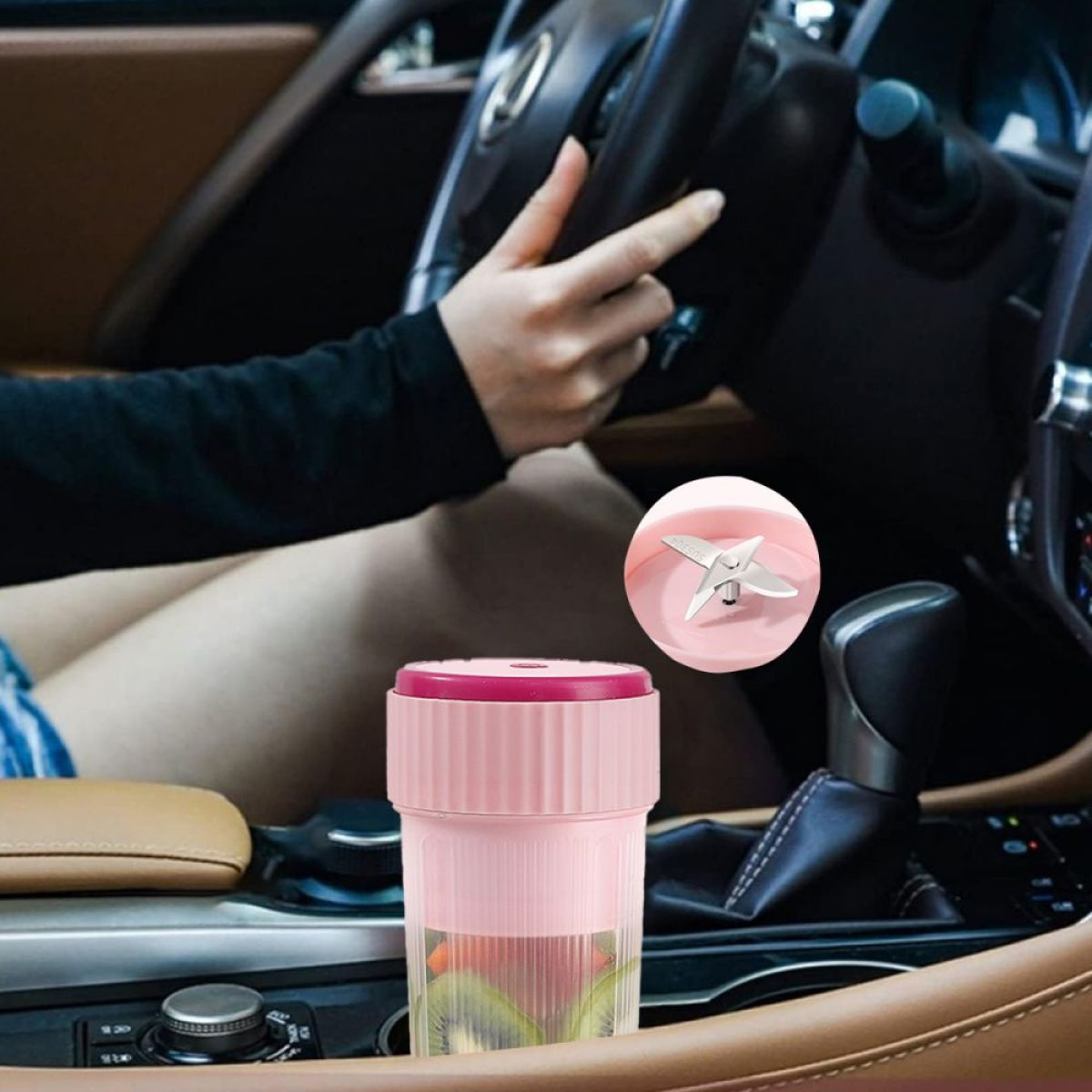 Person im Auto benutzt einen rosa-weißen Mixer. Klingen sind sichtbar.