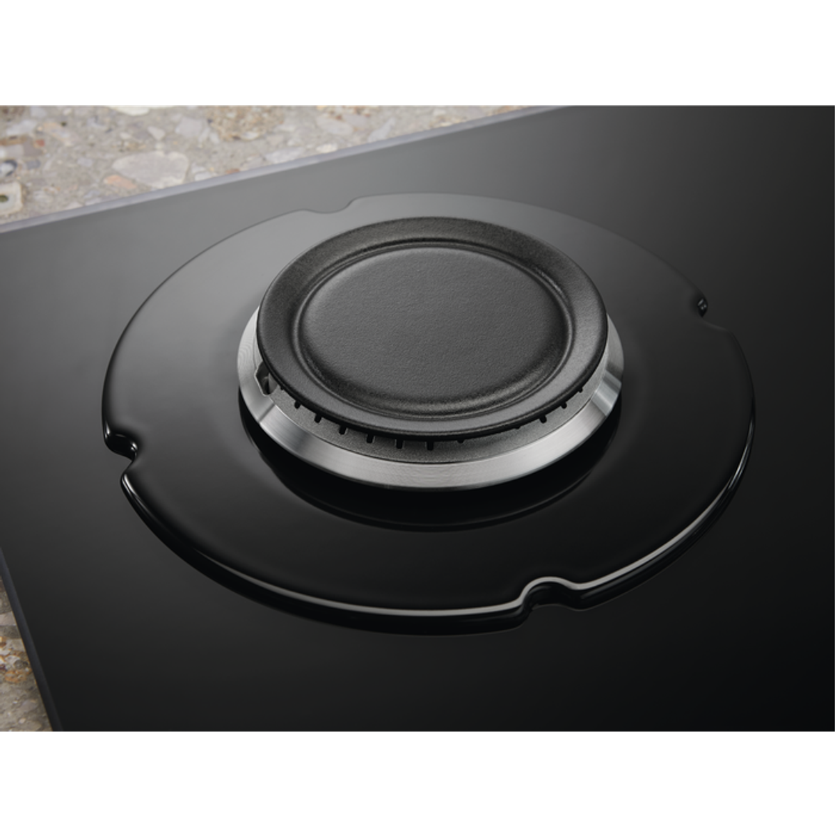 Czarny palnik z centralnym pierścieniem palnika. Palnik jest czarny i otoczony czarną powierzchnią.