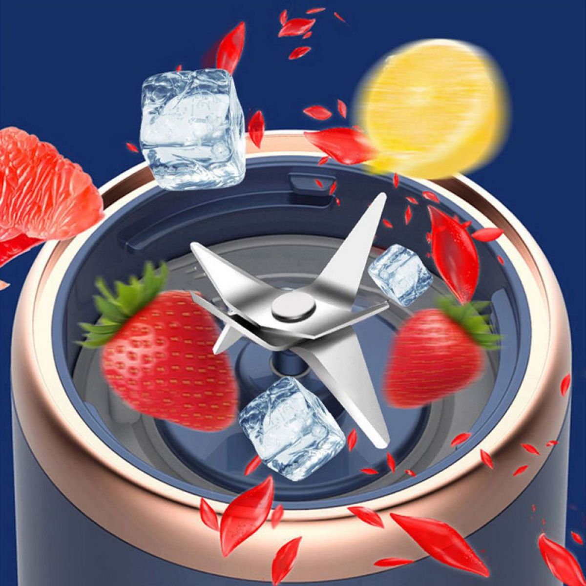 Nahaufnahme eines Mixers mit Erdbeeren, Eiswürfeln und Zitrone. Klingen sind sichtbar.