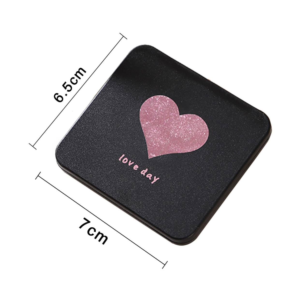 Schwarzer quadratischer Kompaktspiegel mit rosa Herz und Text 'love day'. Maße: 6,5 cm x 7 cm.