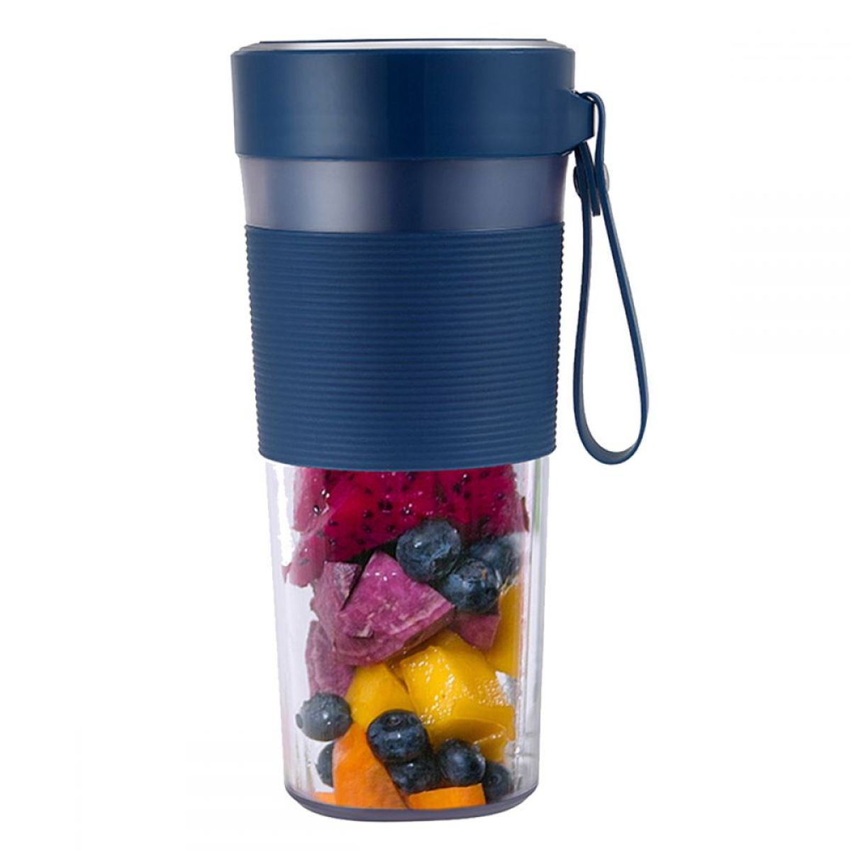 Ein Mixer mit geschnittenem Obst im Inneren. Er ist oben dunkelblau und unten klar.