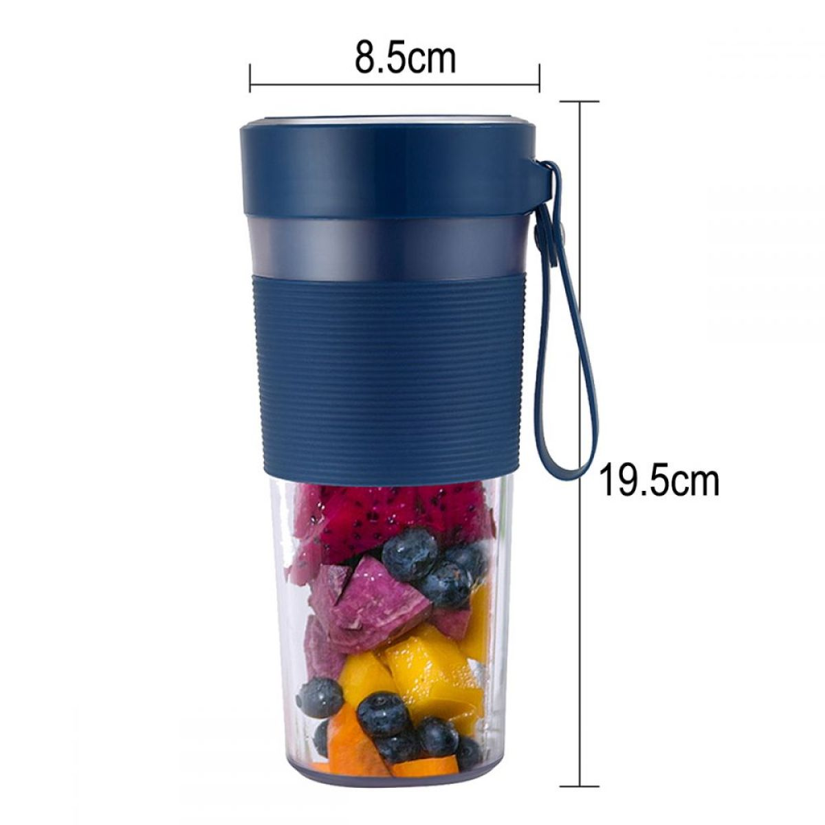 Blauer Mixer mit gemischten Früchten, darunter Drachenfrucht und Blaubeeren.