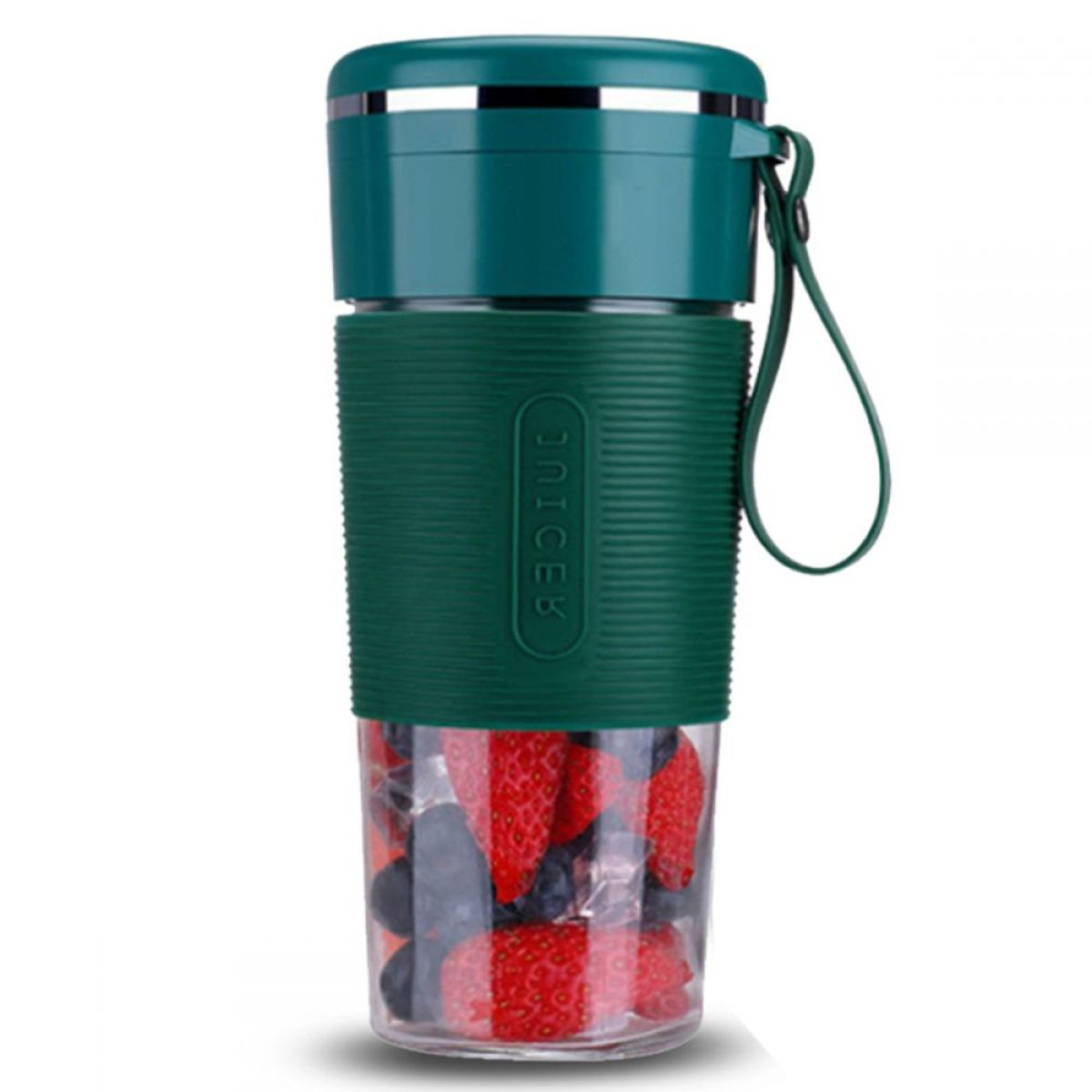 Ein grüner, tragbarer Mixer mit Erdbeeren und Blaubeeren darin.