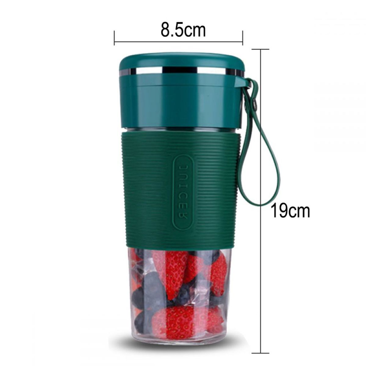 Ein grüner tragbarer Mixer mit roten Erdbeeren und Blaubeeren.