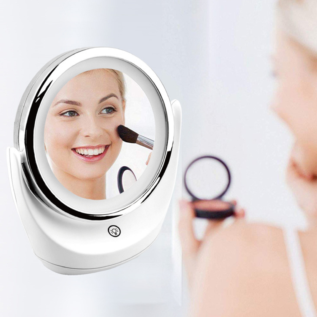 Frau, die sich in einem beleuchteten Spiegel schminkt.