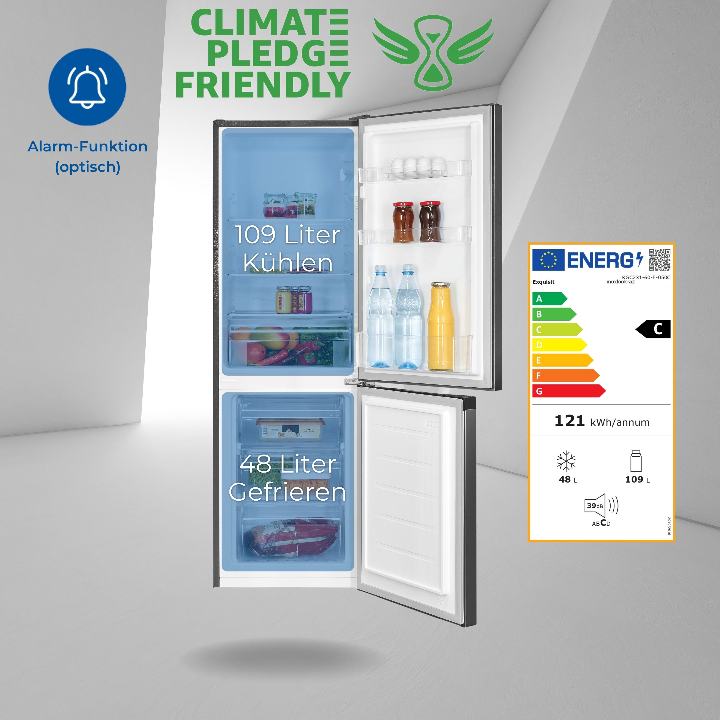 Ein Kühlschrank mit offenen Türen, mit Regalen, Flaschen und einem Energieeffizienzlabel.