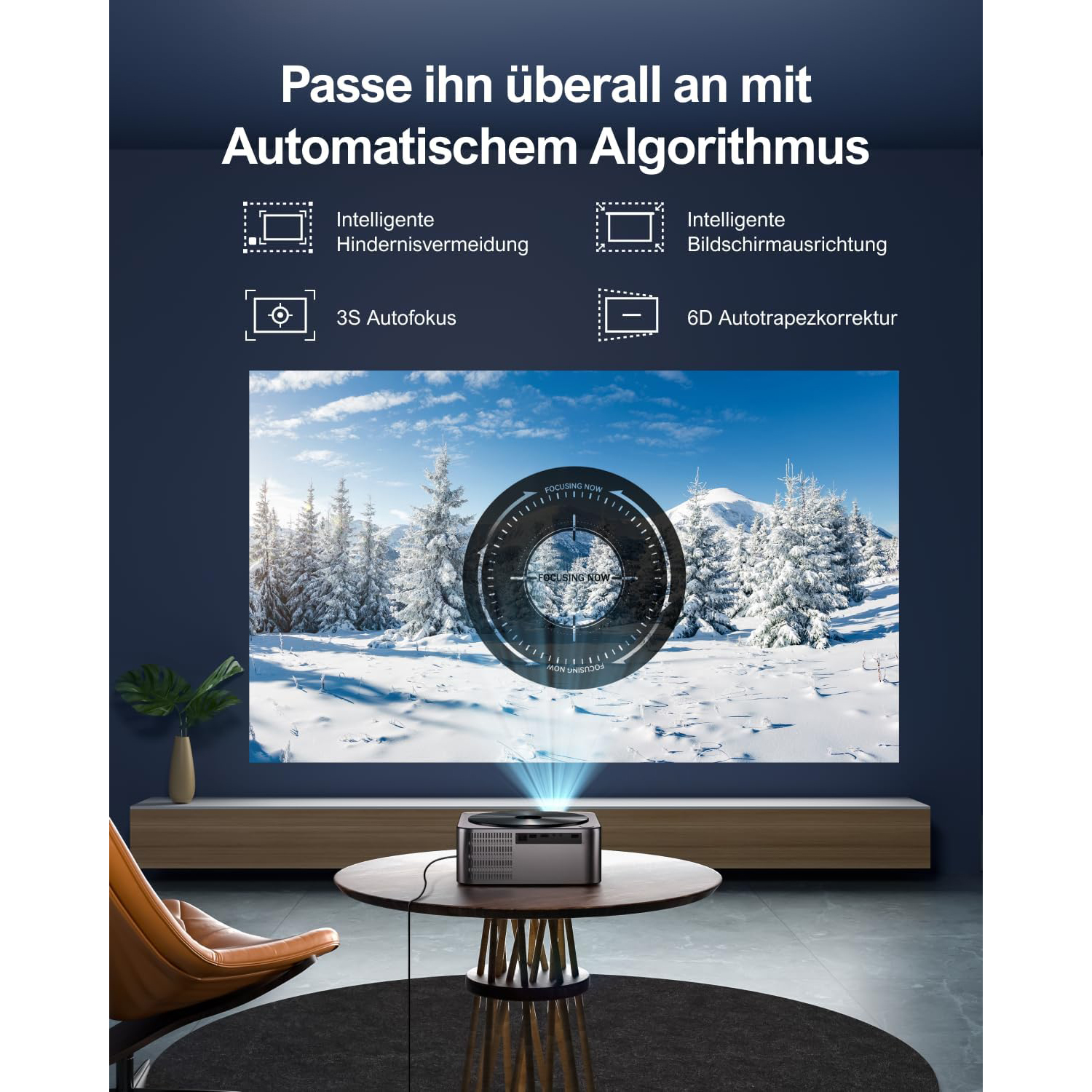 Projektor auf Tisch, der ein Bild eines verschneiten Waldes projiziert. Text weist auf intelligente Funktionen hin.