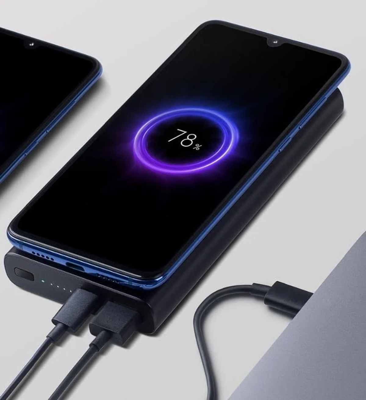Telefono in carica su un power bank. Schermo mostra progresso, 78%.