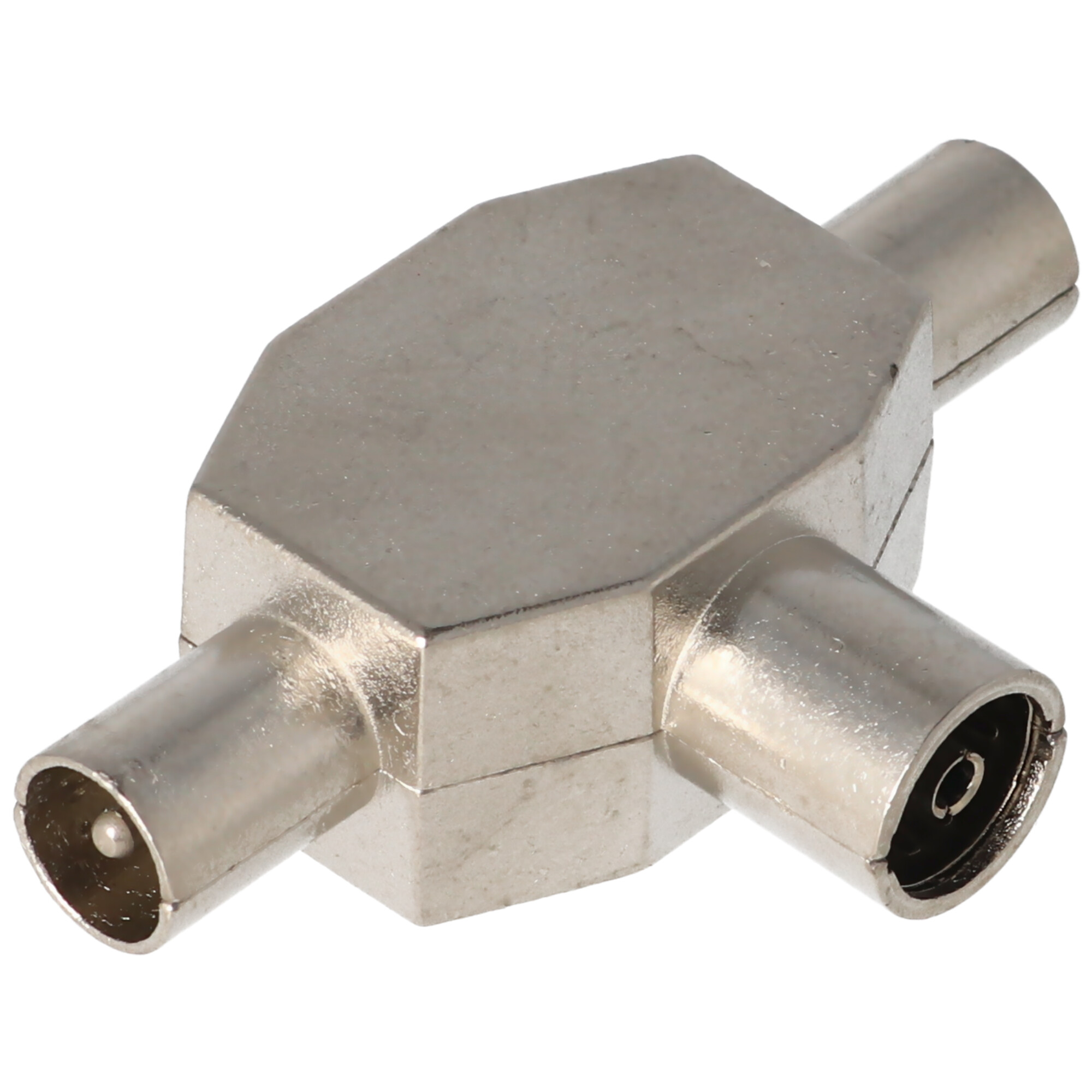 Ein silberner Metall-T-förmiger Stecker mit drei Buchsen für Koaxialkabel.