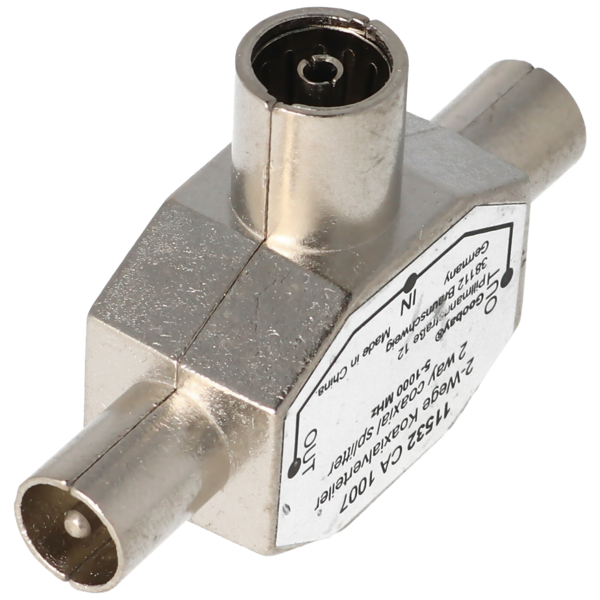 Silberner Koaxial-Splitter mit drei Anschlüssen und Produktetikett. Weißer Hintergrund.