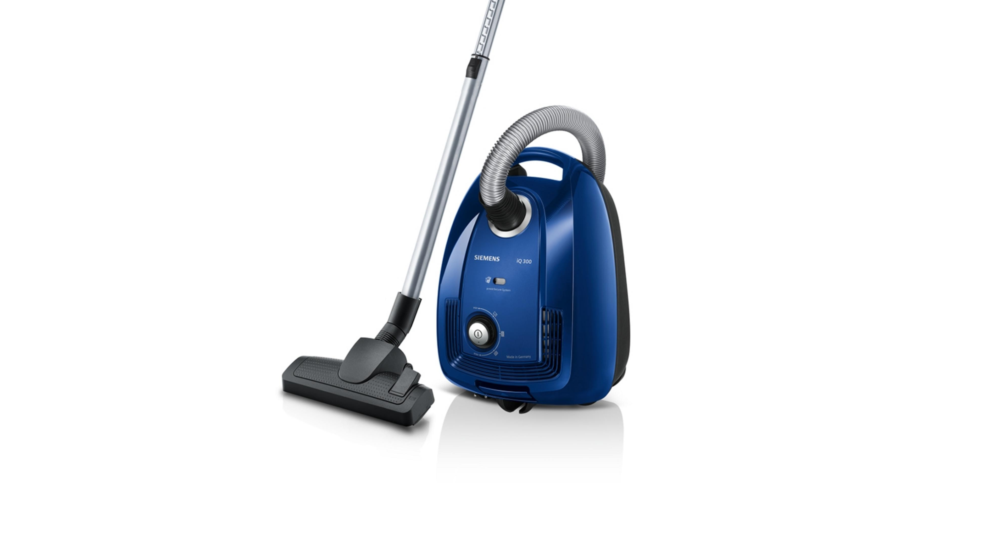 Niebieski odkurzacz ze srebrnym wężem i nasadką, na białym tle.