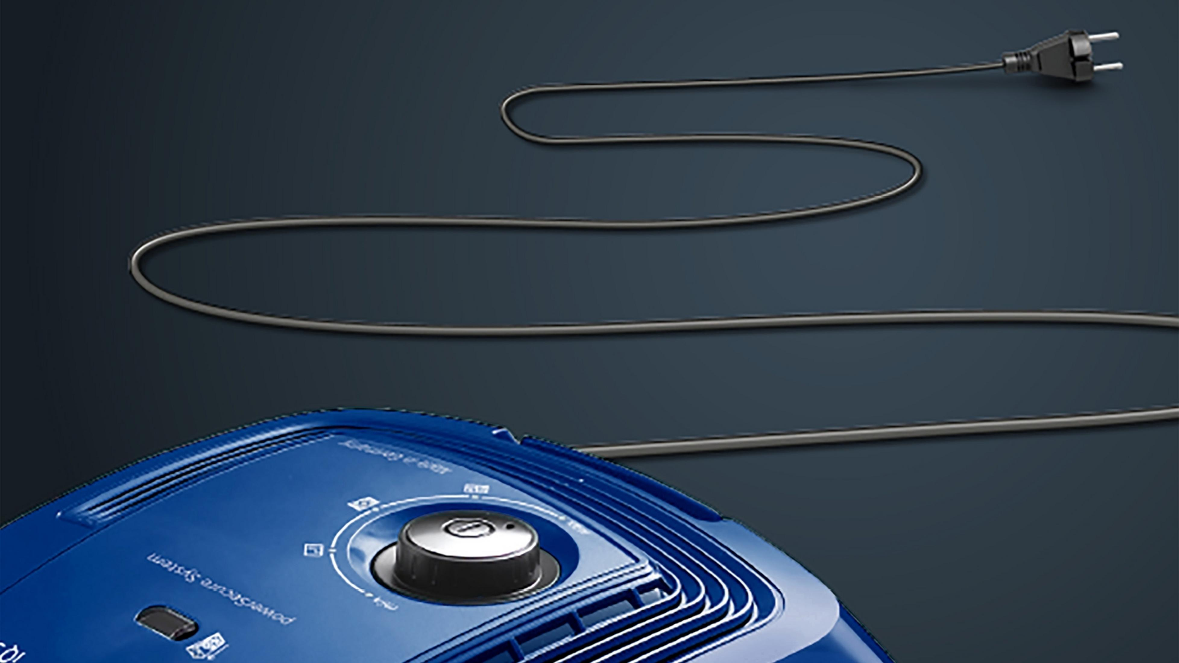 Niebieski odkurzacz z czarnym przewodem zasilającym. Przewód prowadzi do czarnej wtyczki.