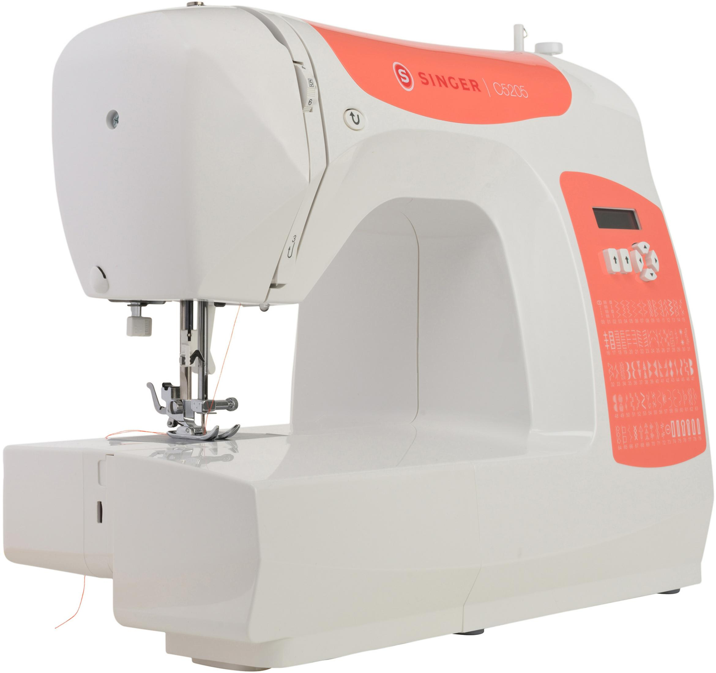 Weiße Nähmaschine mit orangefarbenen Akzenten. Die Nähmaschine steht vor weißem Hintergrund.