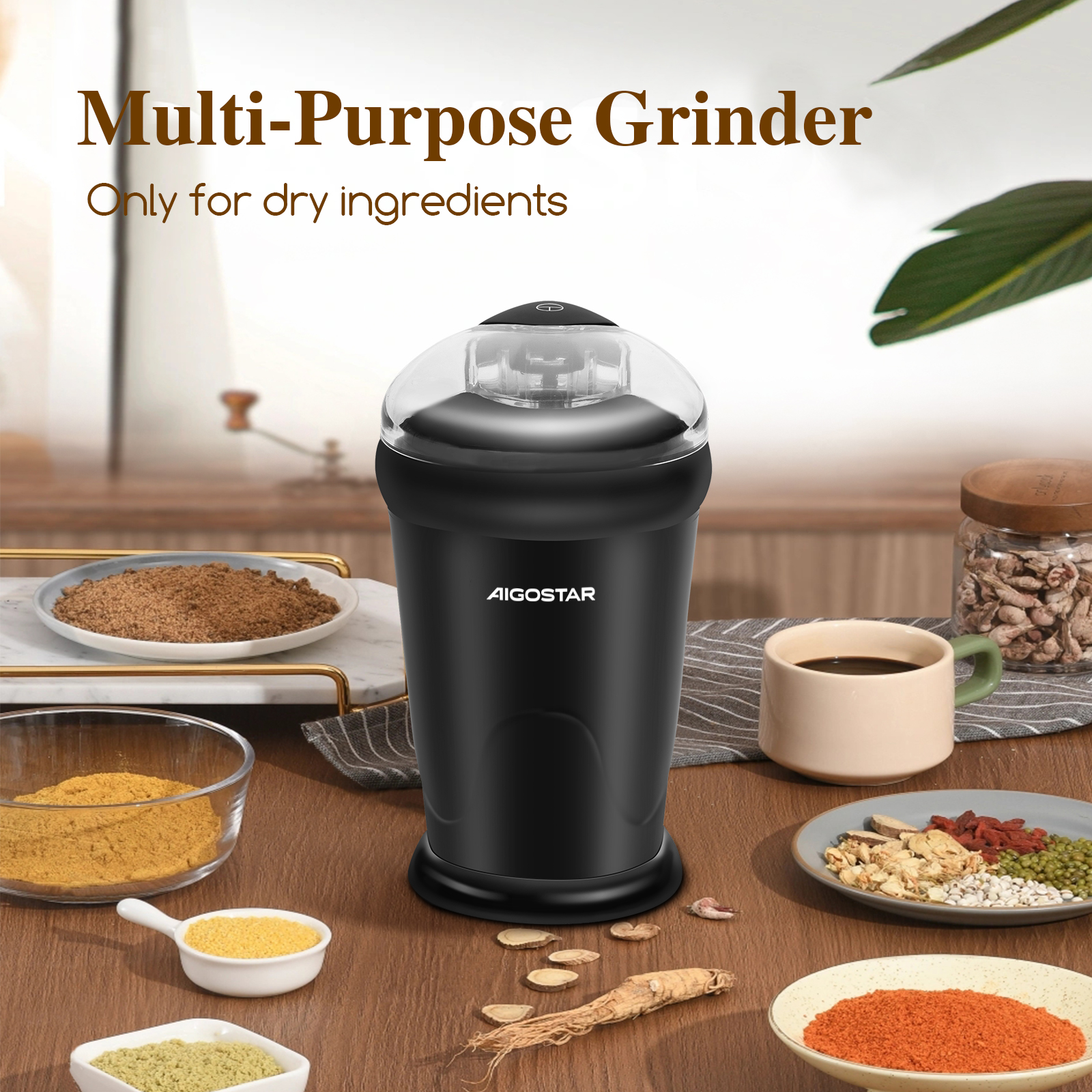 Molinillo negro multiusos con ingredientes alrededor. La escena incluye una taza, especias y una mesa de madera.