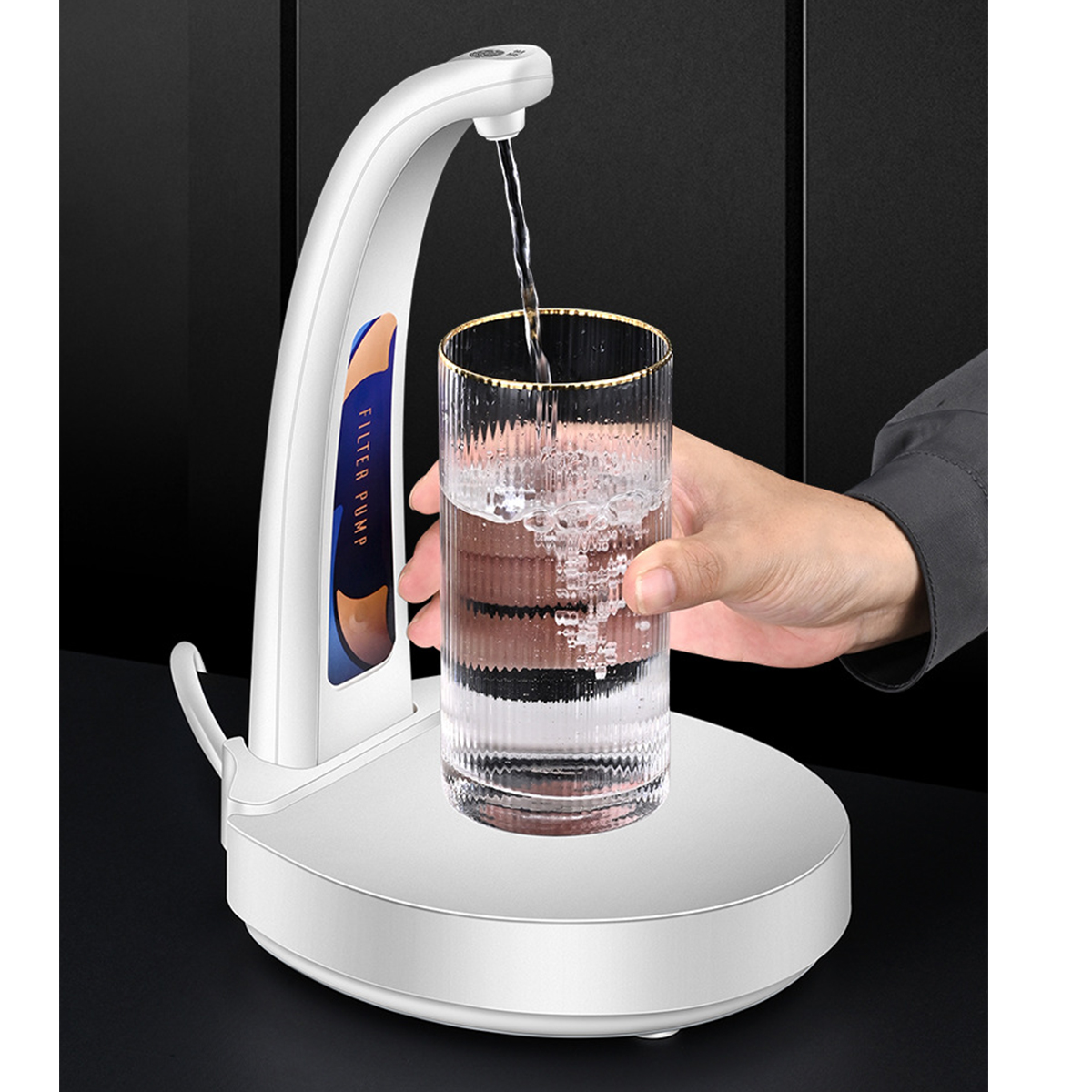 Weißer Wasserspender, der ein Glas mit Wasser füllt, Hand, die das Glas hält.