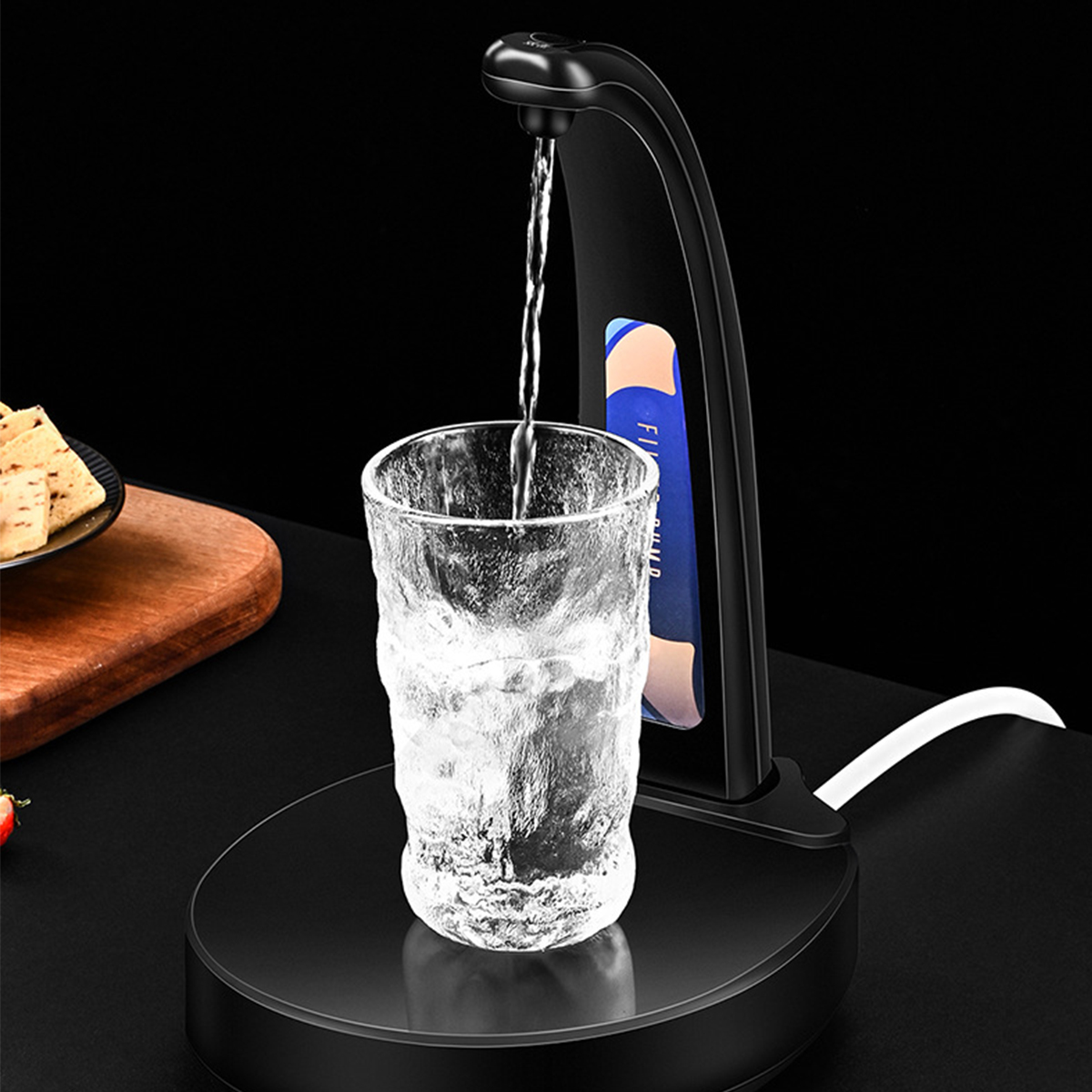 Ein Glas, das von einem schwarzen Wasserspender mit Wasser gefüllt wird.