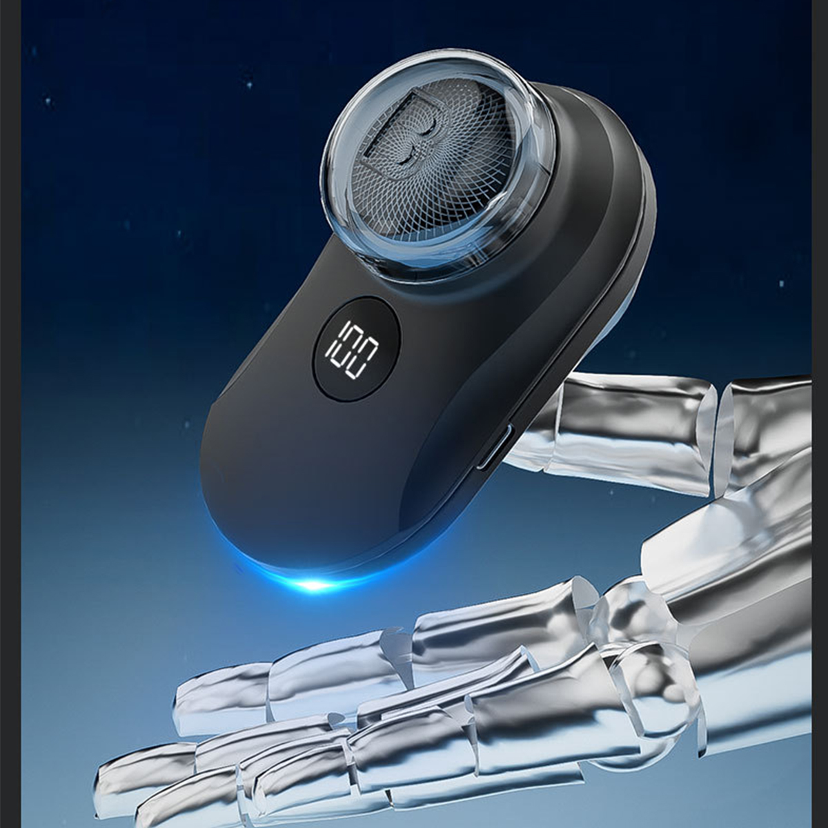 Ein schwarz-grauer Rasierer mit digitaler Anzeige '100', gehalten von einer Roboterhand.