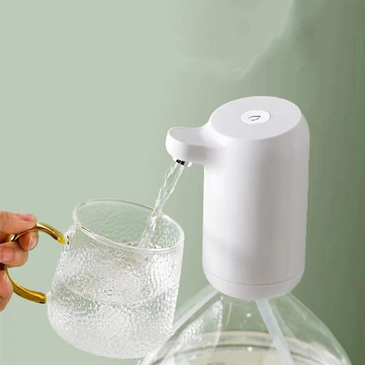 Ein Wasserspender gießt Wasser in ein Glas, mit einer grünen Wand im Hintergrund.