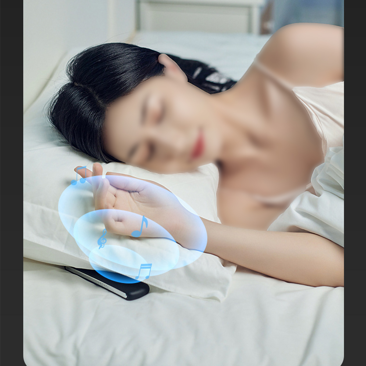 Schlafende Frau mit Smartwatch am Handgelenk, Noten.
