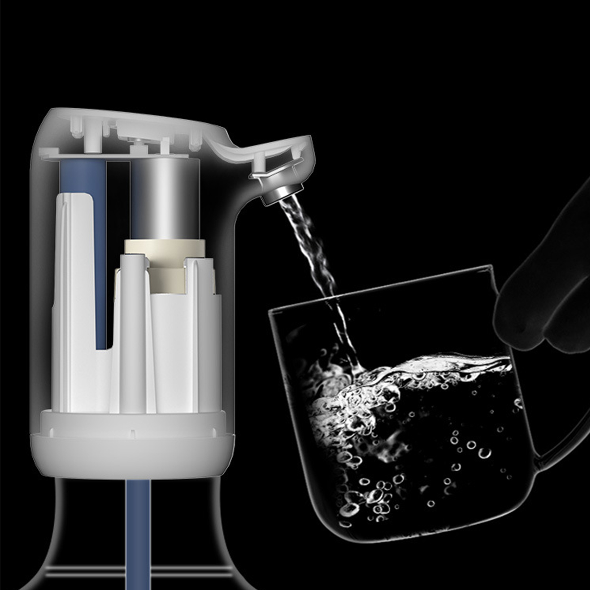 Ein Wasserspender, der Wasser in ein Glas gießt.