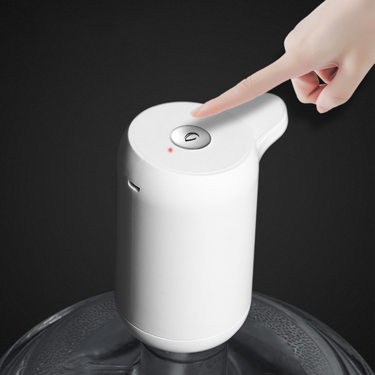 Weißer Wasserspender mit Finger einer Person, die den Knopf drückt.
