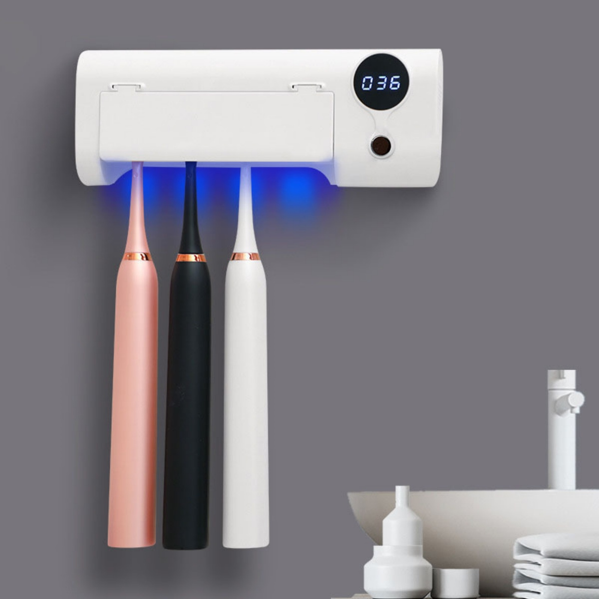 Ein weißer Zahnbürstenhalter mit drei elektrischen Zahnbürsten. Ein digitaler Timer wird angezeigt.