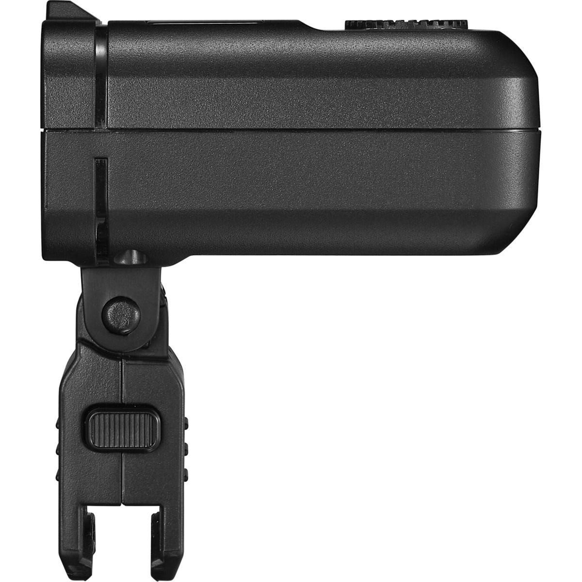Un flash d'appareil photo noir avec une base pivotante. Il a un bouton et une griffe porte-flash.
