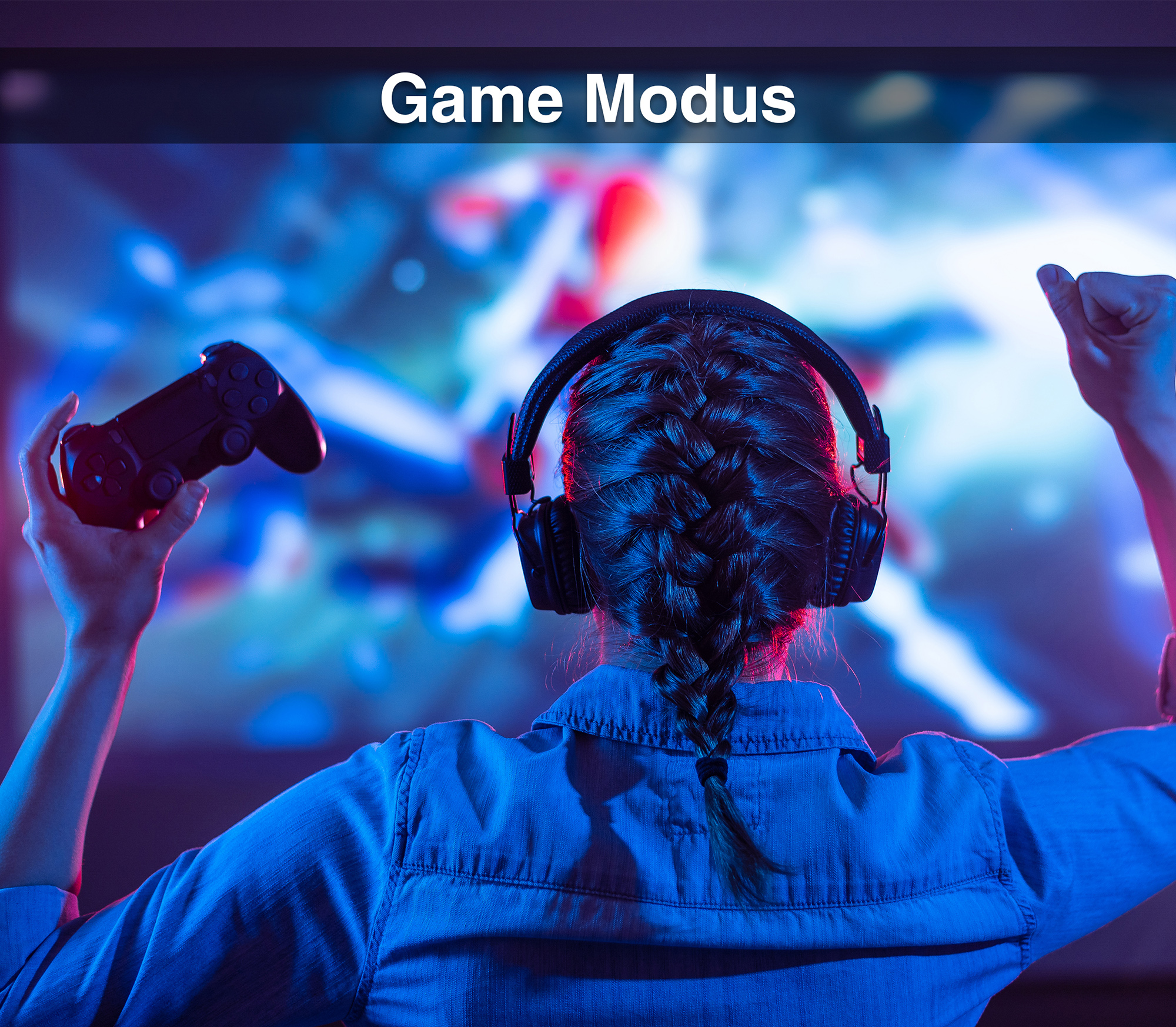 Person mit Kopfhörern und Controller, spielt Spiel mit Monitor im Hintergrund.