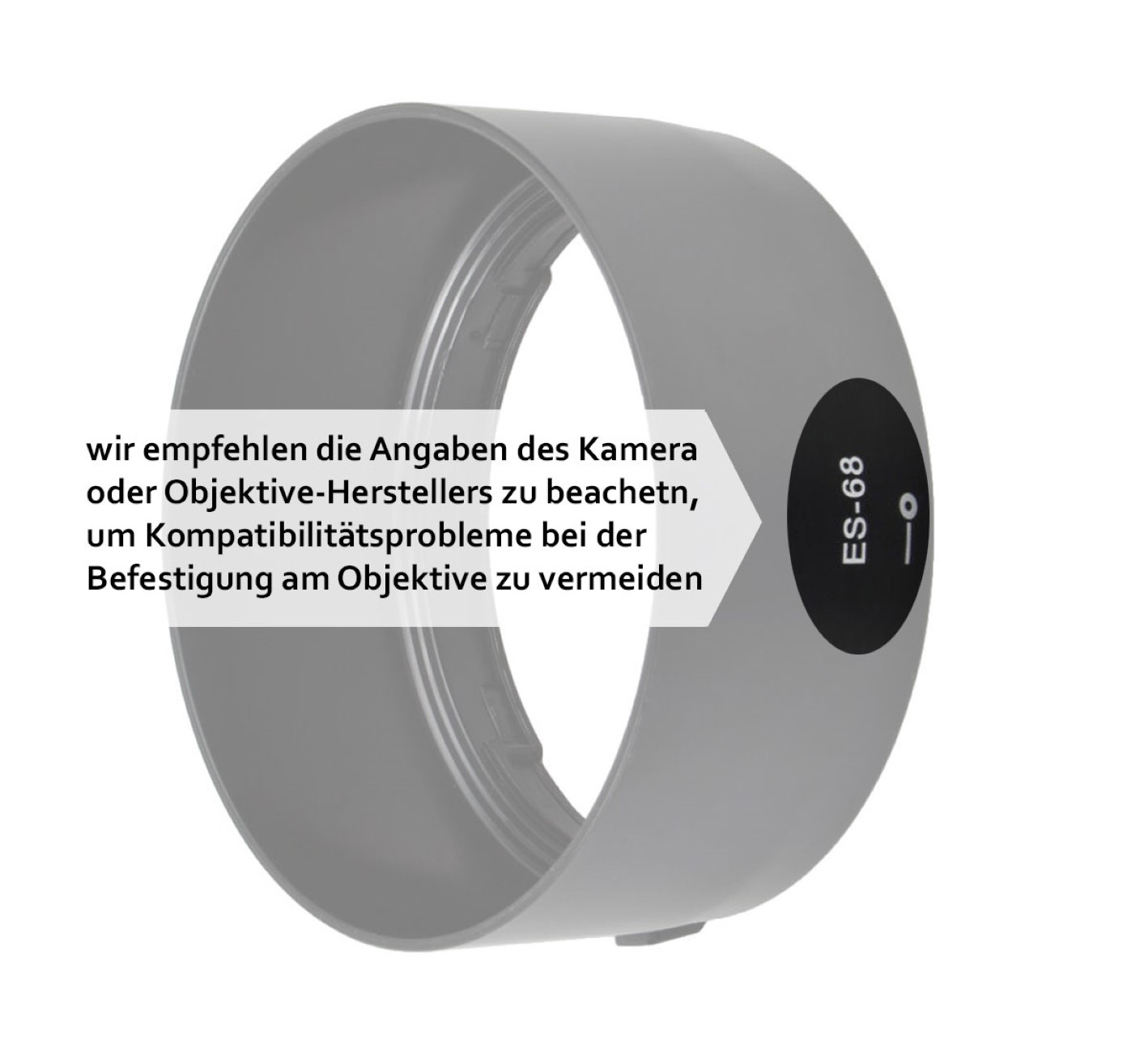 Grauer Objektivschutz mit Text auf weißem Grund. Ein schwarzes Etikett mit Text ist am Objektiv befestigt.