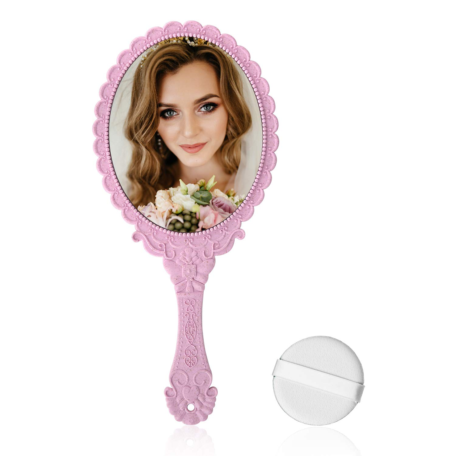 Ein rosa Handspiegel mit einem Foto einer Braut und einem runden Make-up-Schwamm.