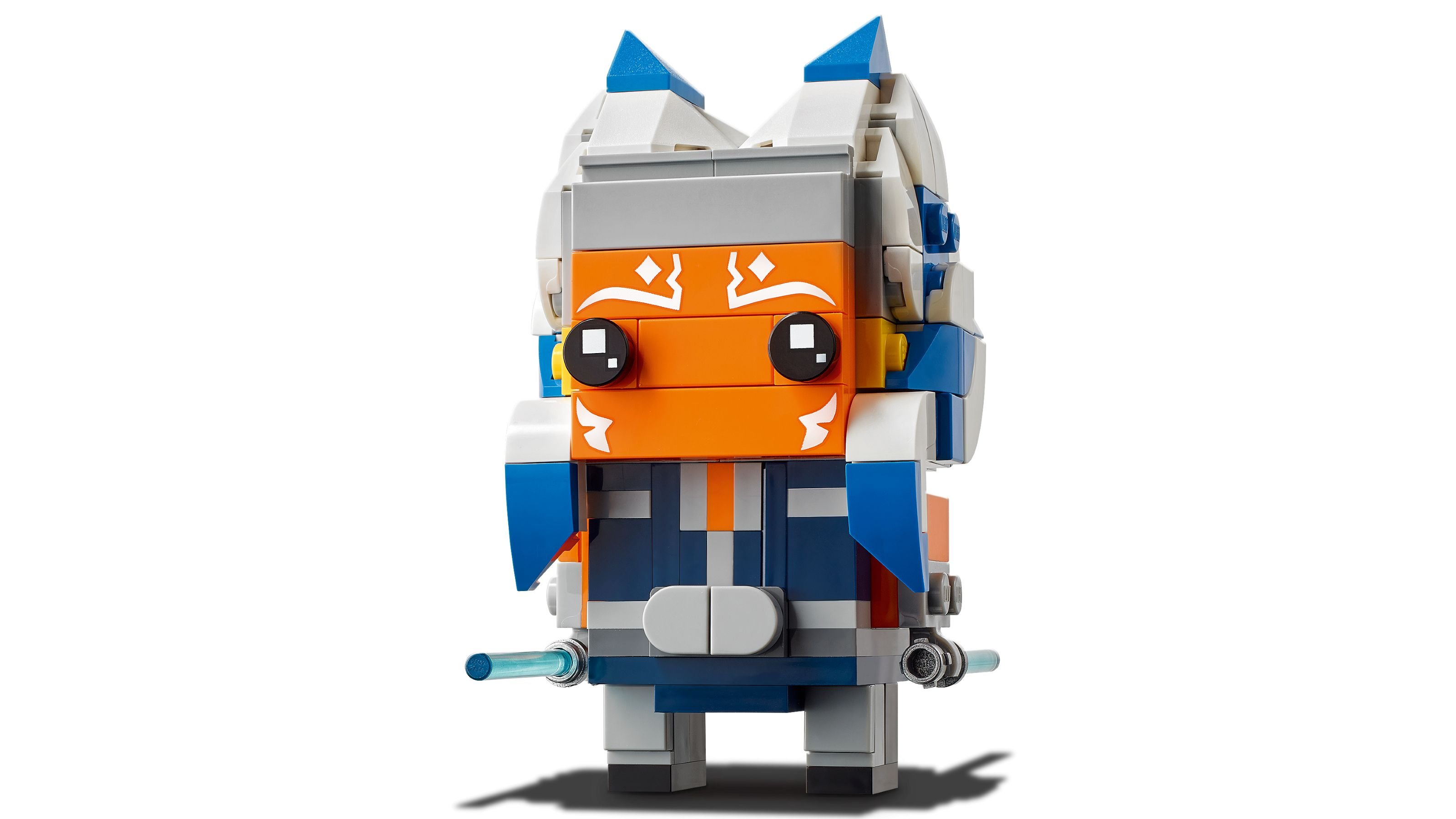 Lego-Figur von Ahsoka Tano mit orangefarbenem Gesicht, weißen Markierungen, blau-weißen Kopfteilen und Lichtschwertern.