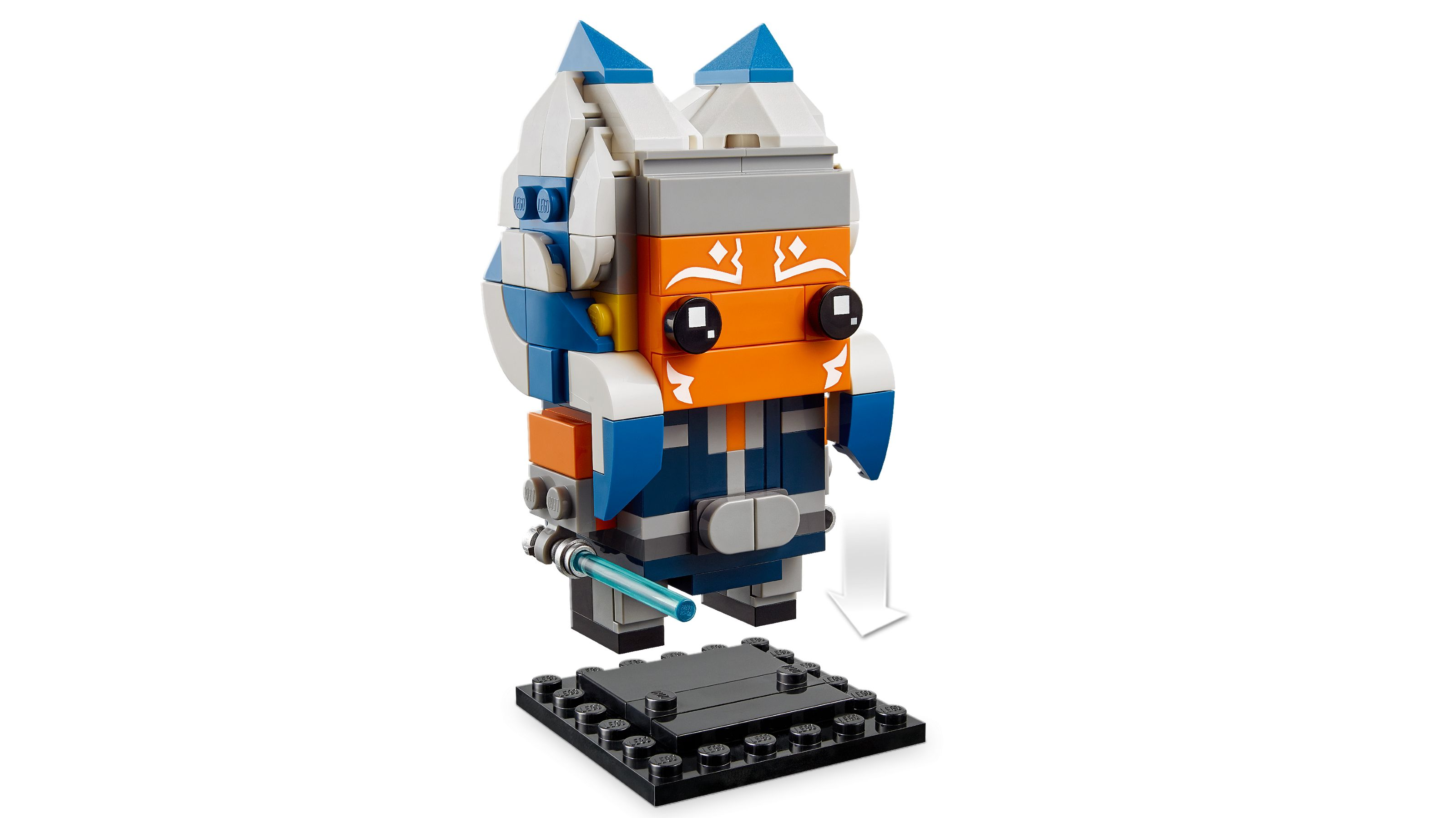 Eine Lego-Figur von Ahsoka Tano steht auf einer schwarzen Basis. Sie hat blaue, weiße und orangefarbene Blöcke. Ein blaues Lichtschwert erstreckt sich.