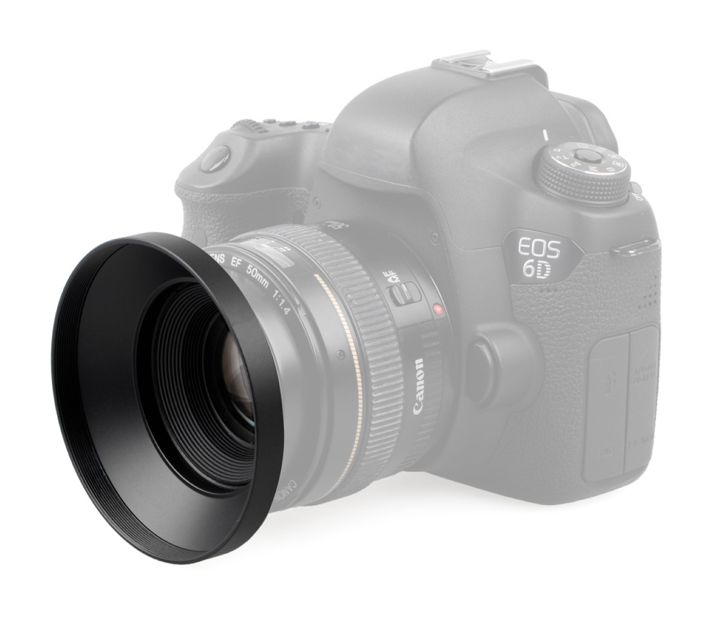 Eine schwarze Gegenlichtblende an einem Canon EF 50mm 1:1.4 Objektiv, montiert an einer Canon EOS 6D Kamera.