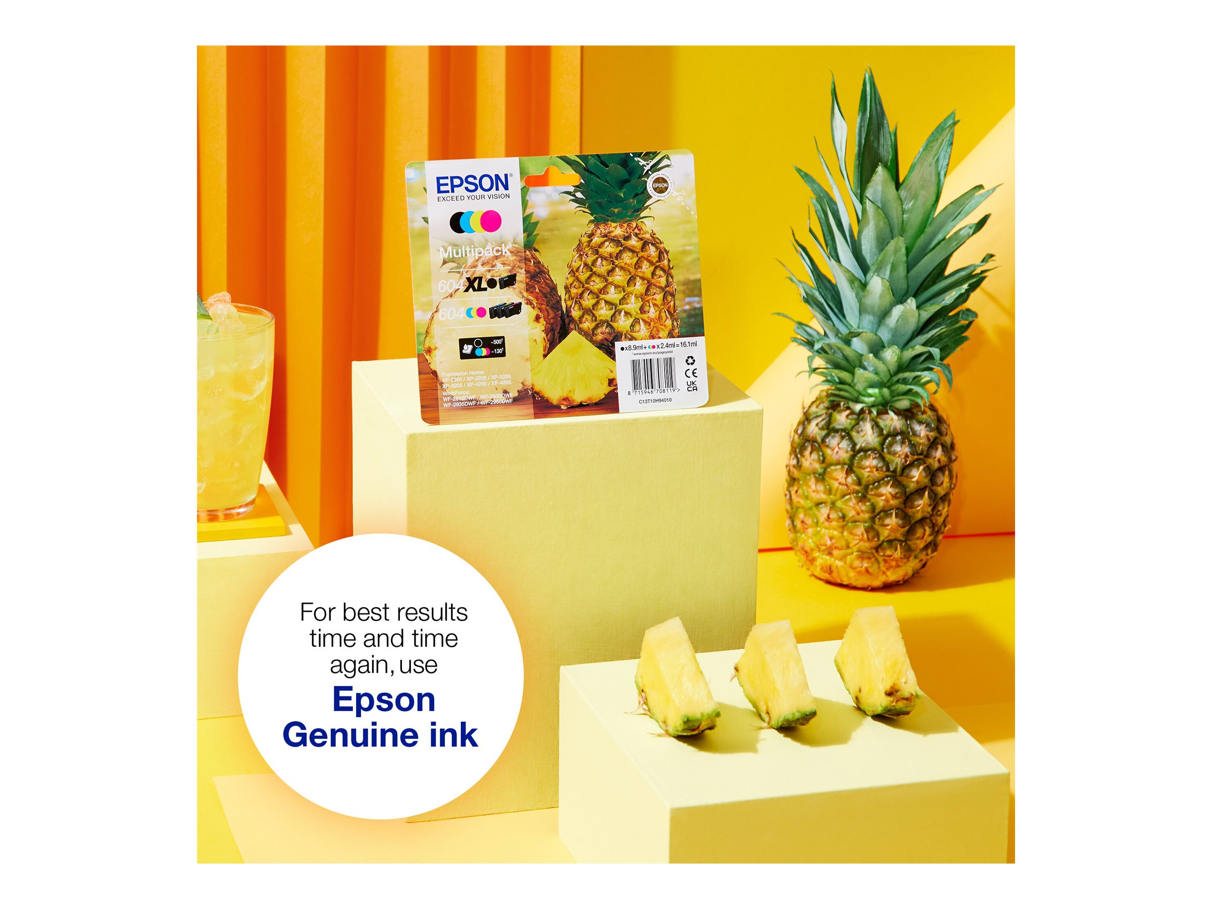 Ananas, plastry ananasa i wkłady atramentowe Epson ułożone na żółtych i pomarańczowych blokach.