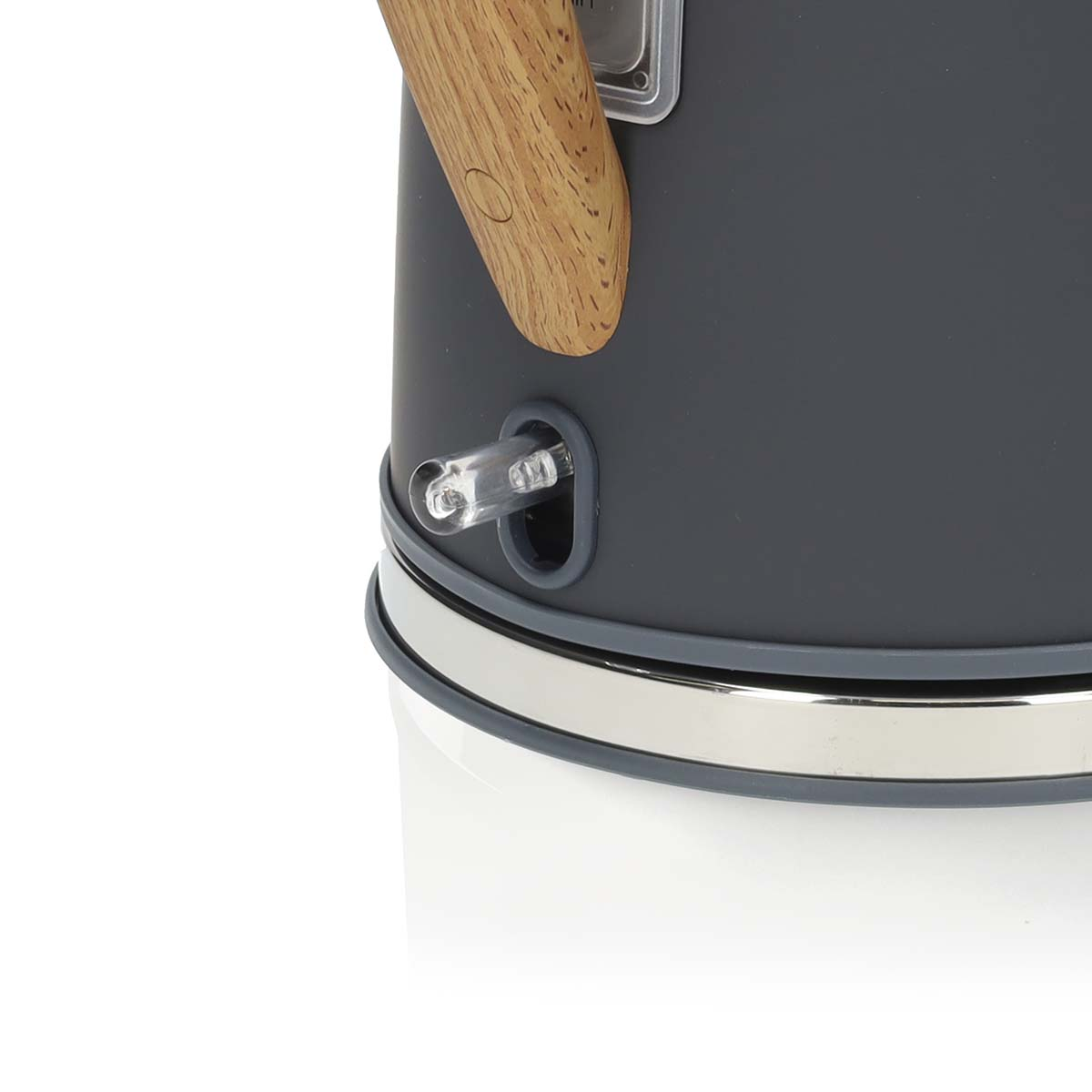 Zbliżenie ciemnoszarego czajnika z drewnianym uchwytem i przezroczystym wskaźnikiem poziomu wody.