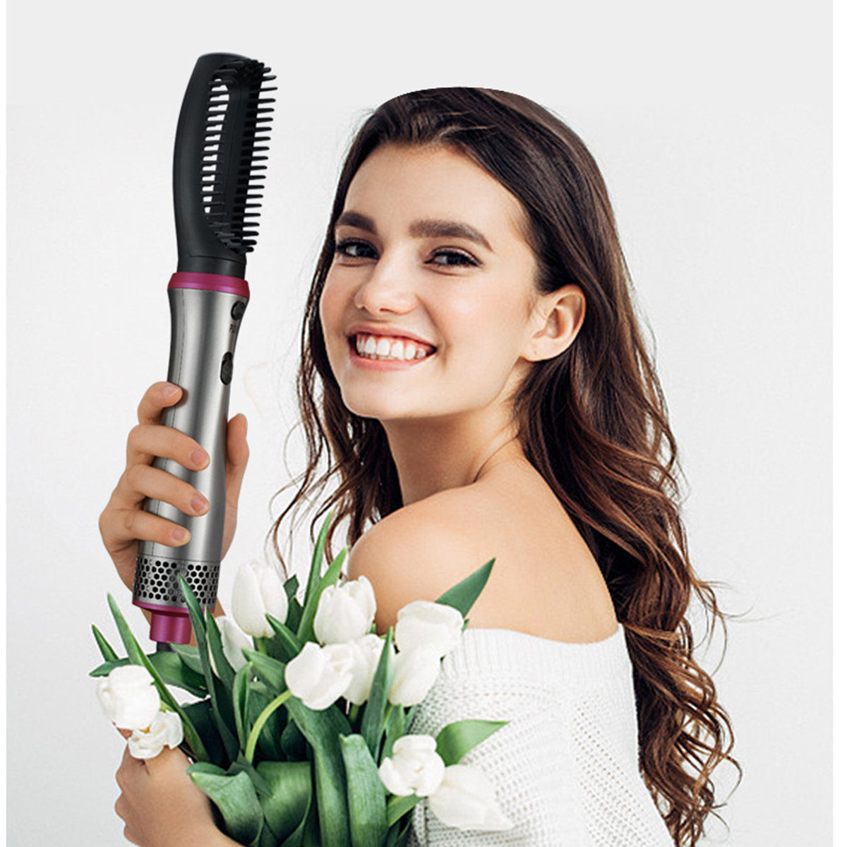 Frau hält eine Haarbürste und einen Strauß weißer Tulpen. Sie lächelt in die Kamera.