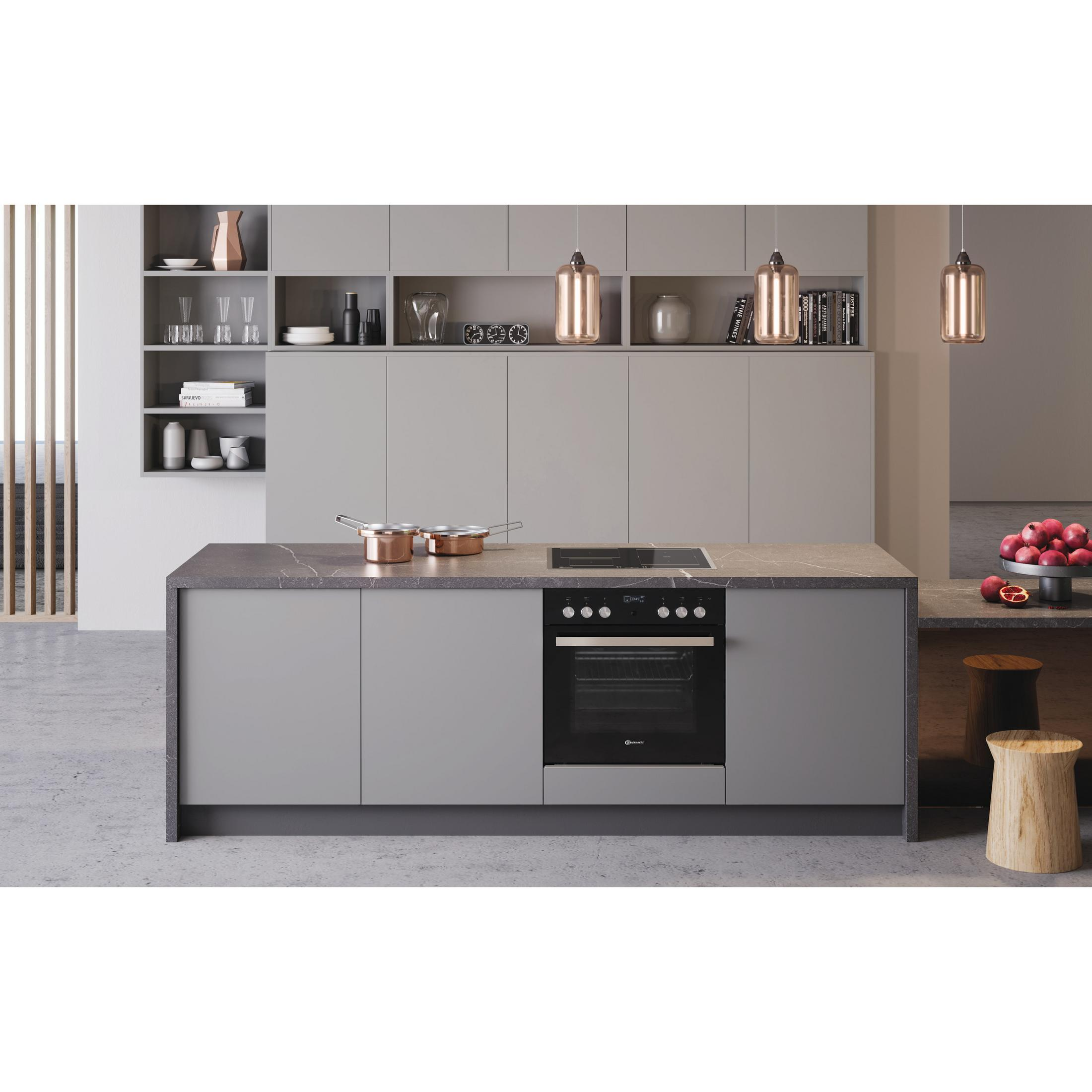 Moderne graue Küche mit dunkler Arbeitsplatte, Backofen und Hängeleuchten. Kupfertöpfe.