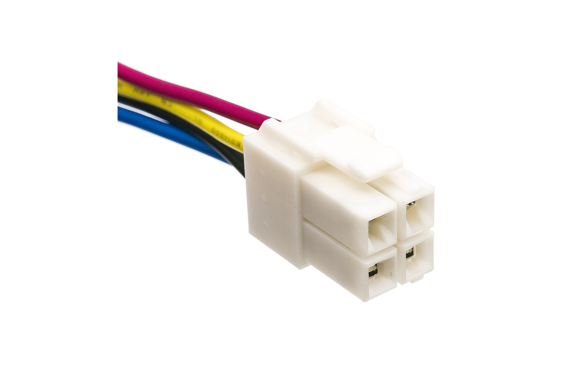 Weißer Stecker mit vier Pins und Drähten in verschiedenen Farben, isoliert auf weißem Grund.