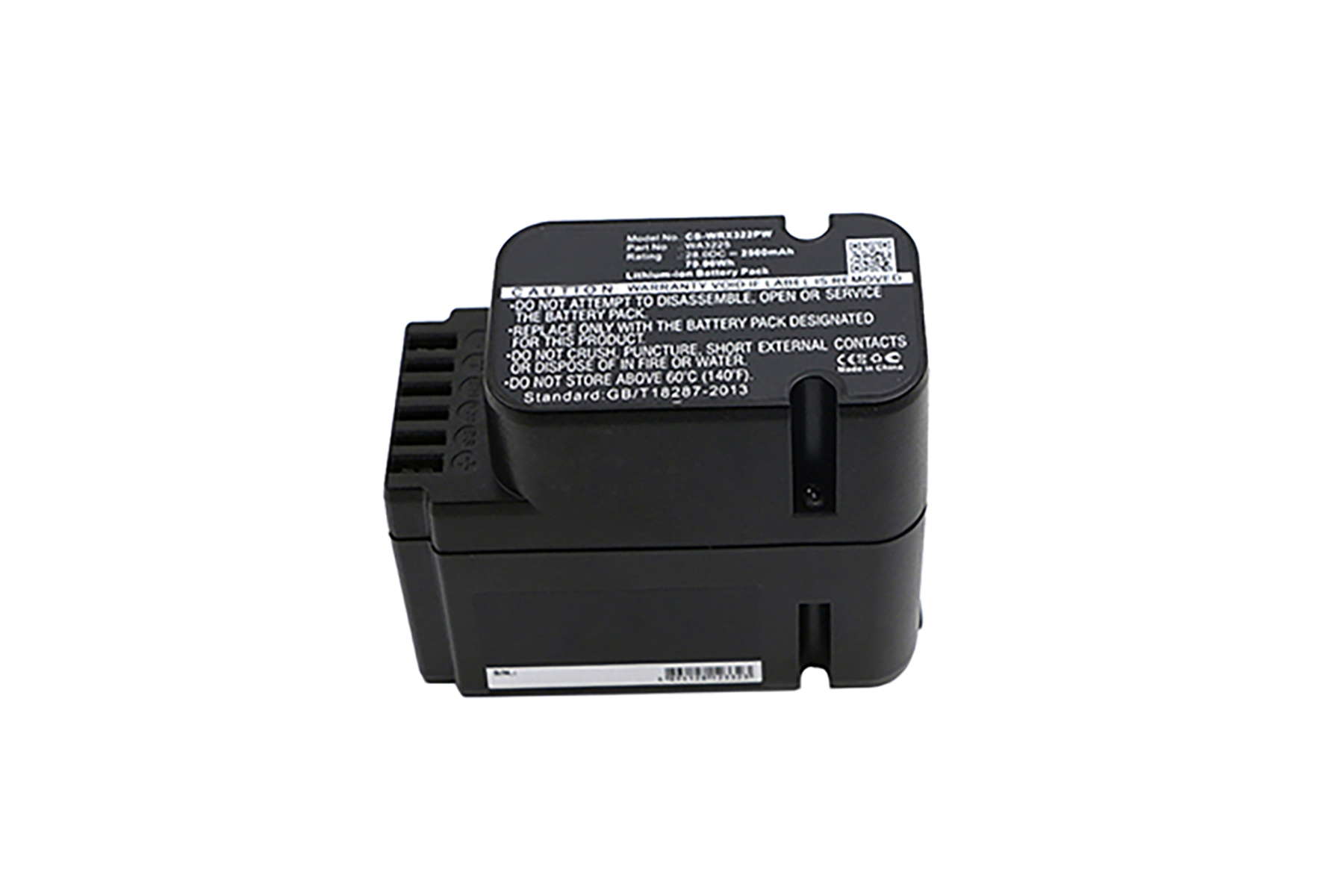 Pacco batteria rettangolare nero con etichetta, su sfondo bianco, vista angolata.