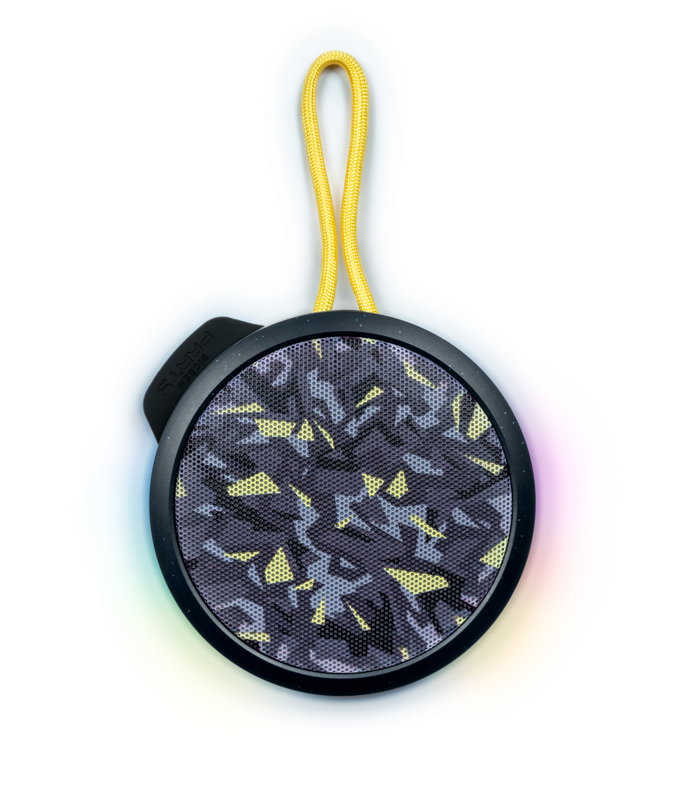 Altoparlante rotondo nero con motivo mimetico, cavo giallo e luci arcobaleno. Sfondo bianco.