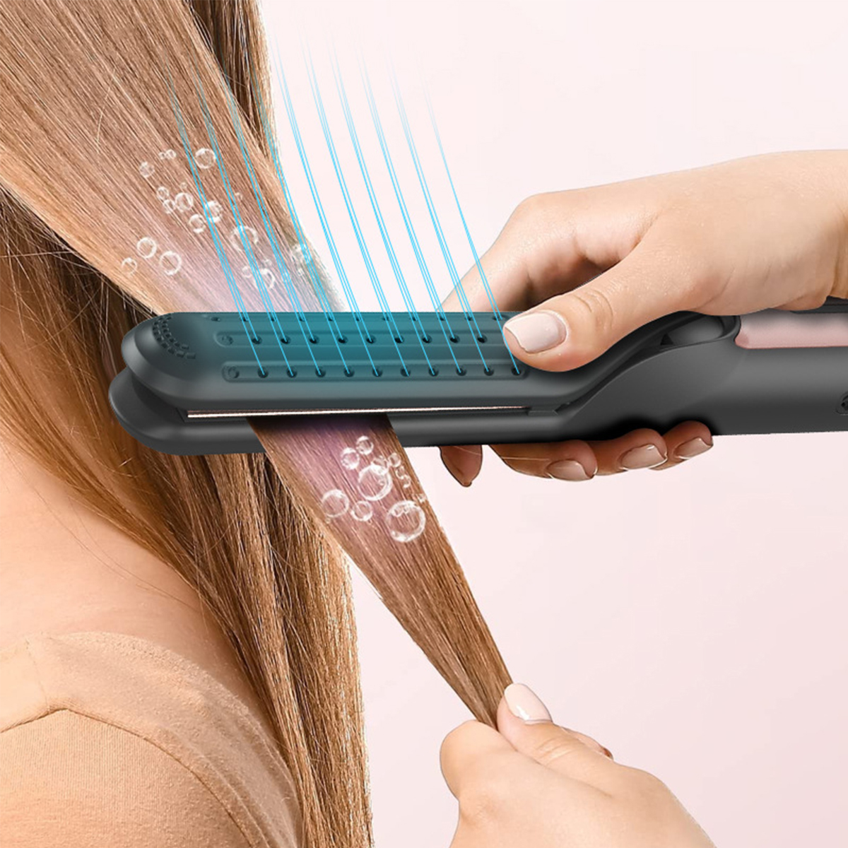 Eine Frau glättet Haare mit einem schwarzen Glätteisen, Dampf steigt auf.