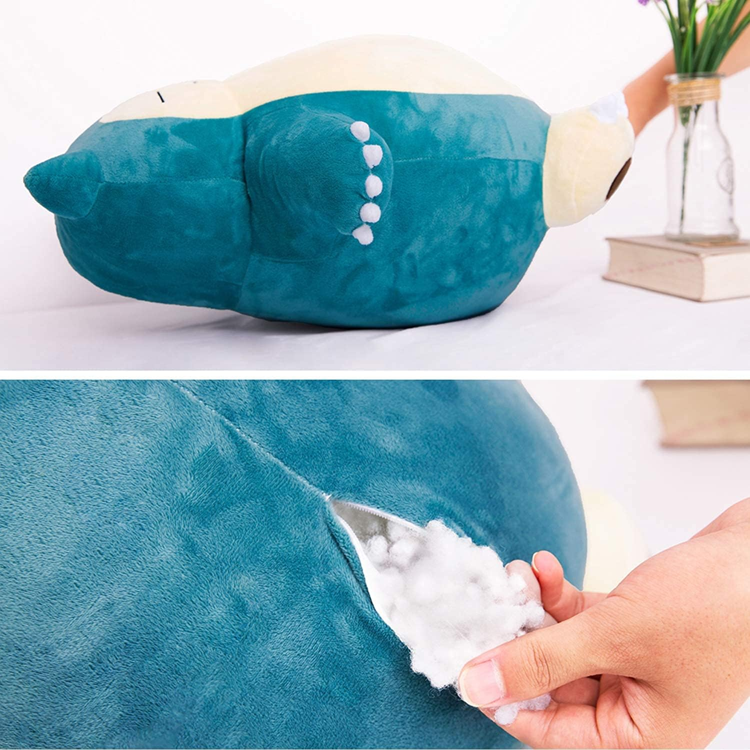 Ein großes blaues Plüschtier, ein Relaxo, mit einer Hand, die Füllung aus einem Riss zieht.