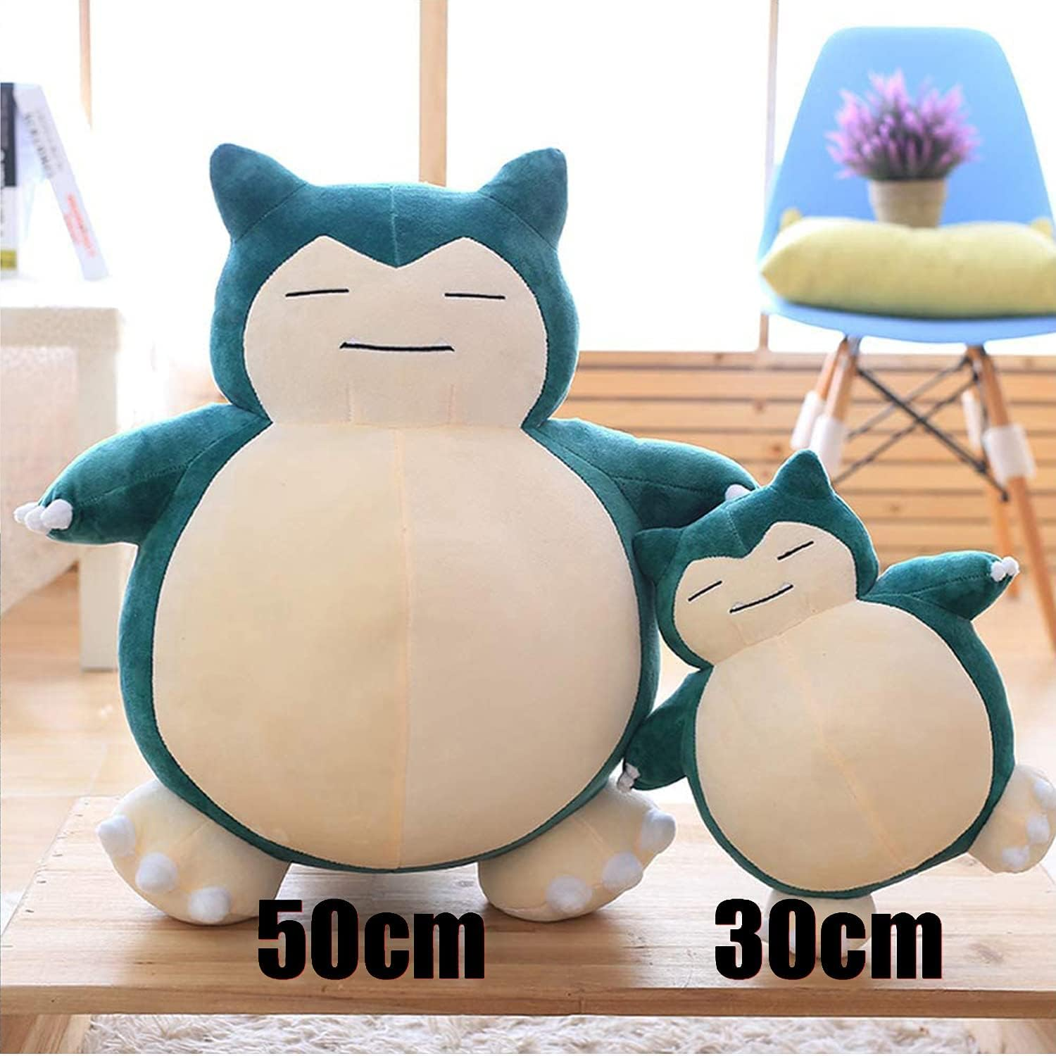 Zwei Snorlax-Plüschtiere, eines groß und eines klein. Das große ist 50 cm, das kleine 30 cm groß.