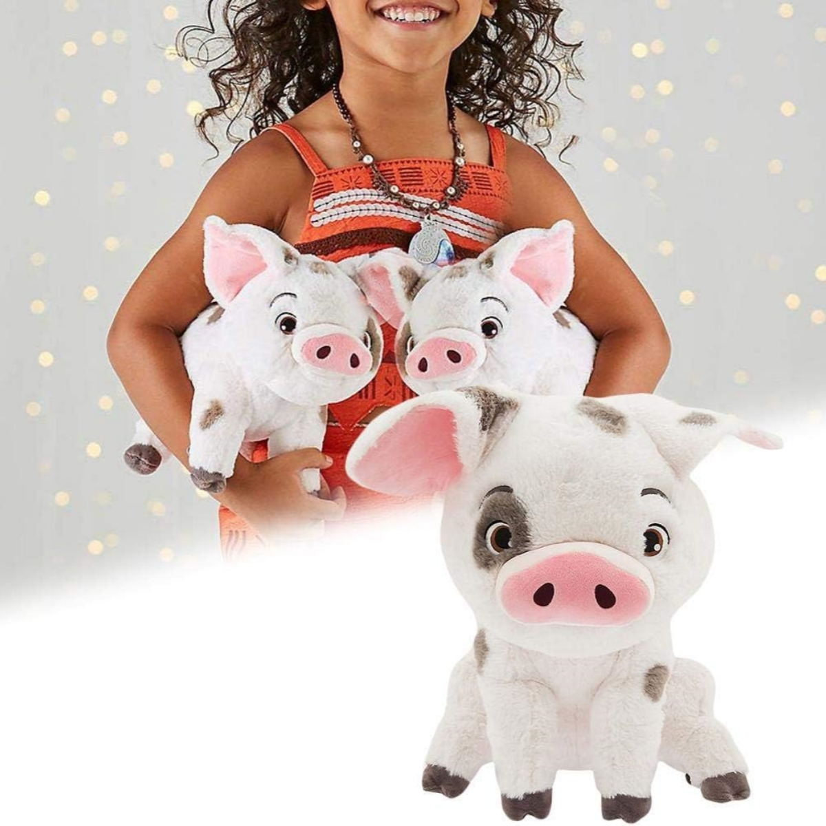 Ein Mädchen hält drei Stoffschweine, eines im Vordergrund und zwei hinter ihr.