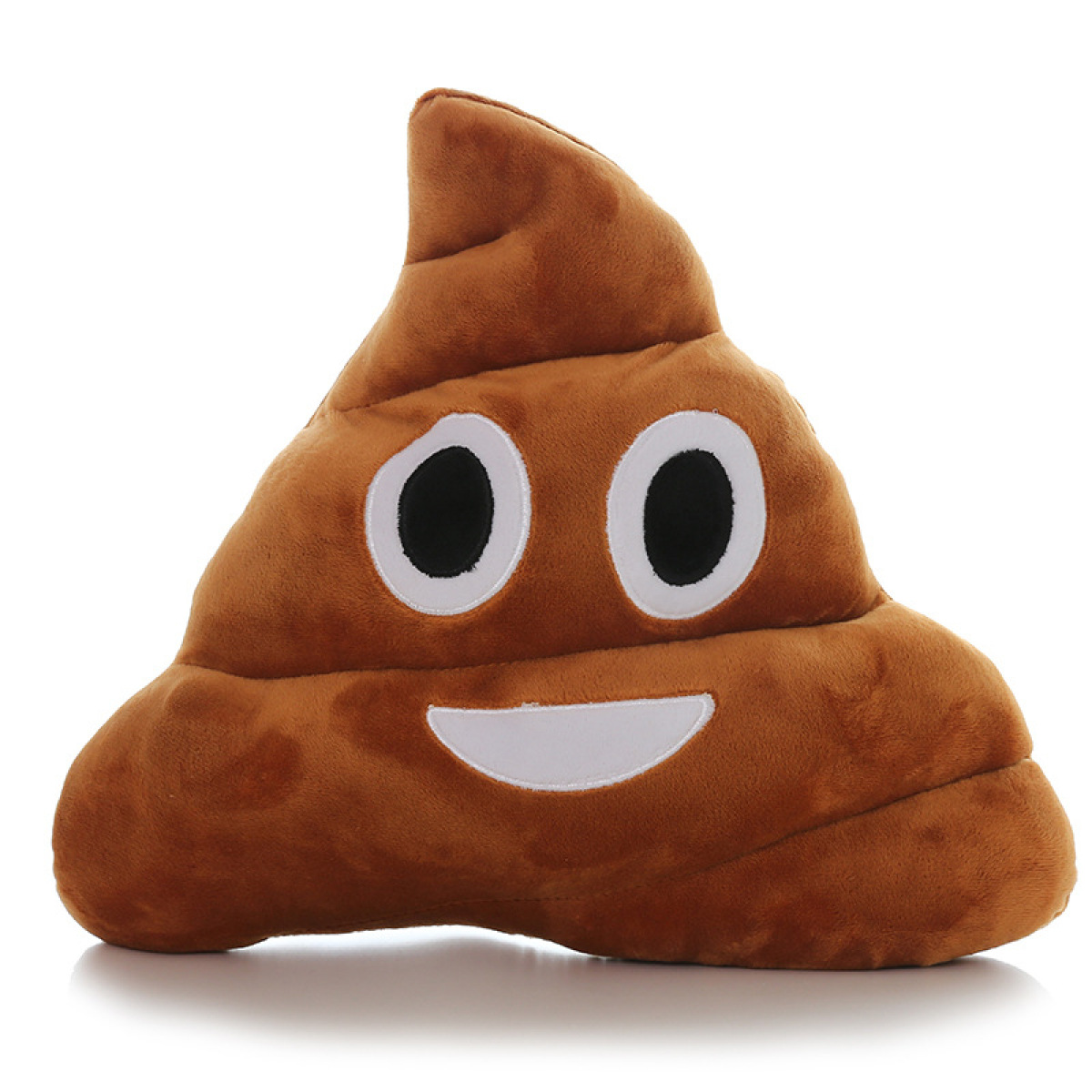 Braunes Kackhaufen-Emoji-Kissen mit schwarzen Augen und einem weißen Lächeln auf weißem Hintergrund.