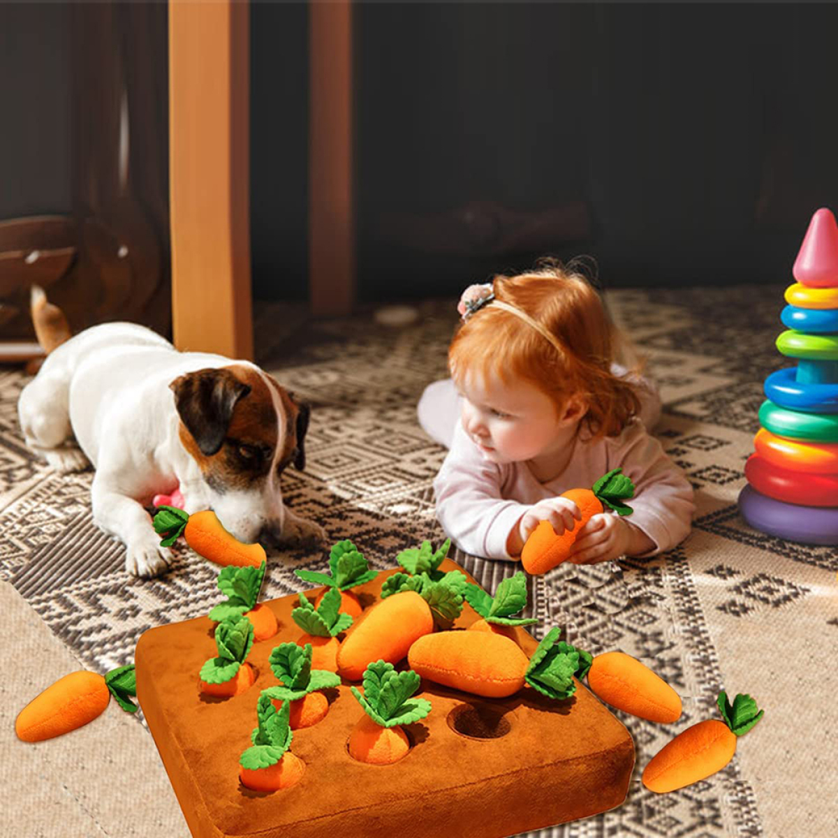 Ein Hund und ein Kind spielen mit karottenförmigem Spielzeug auf einem gemusterten Teppich.