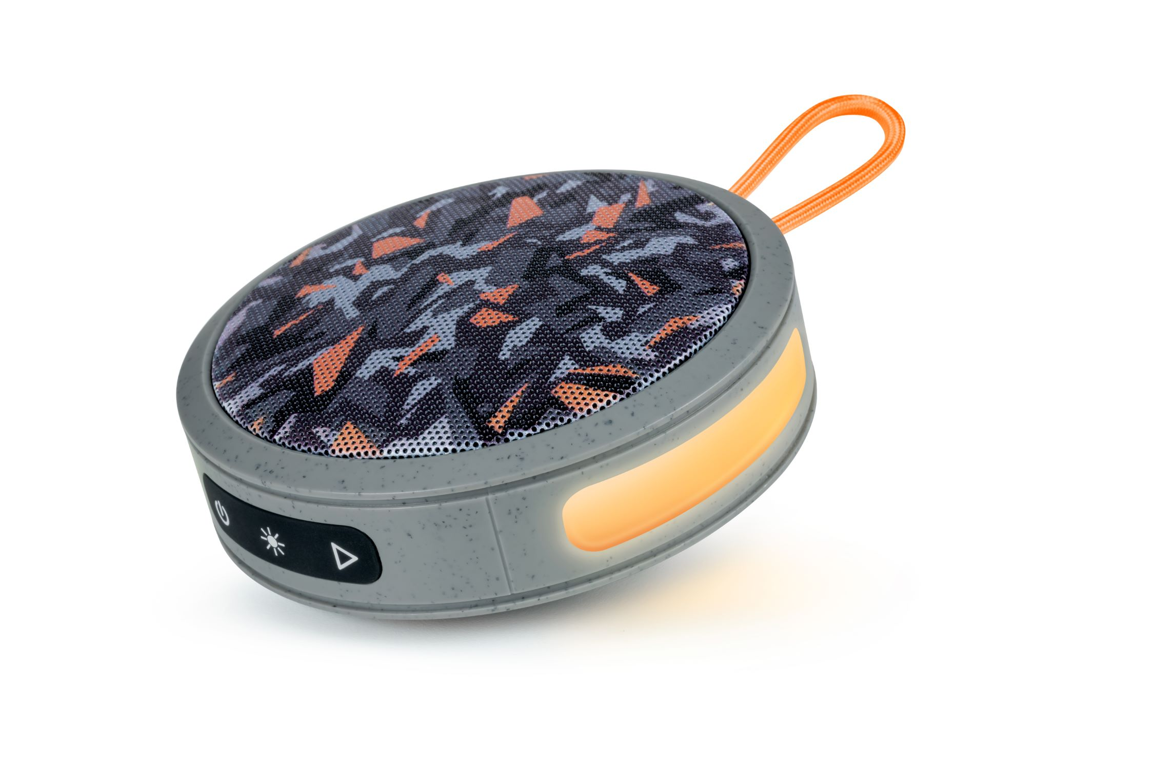 Un altoparlante portatile con un motivo mimetico e cinturino arancione, illuminato lateralmente.