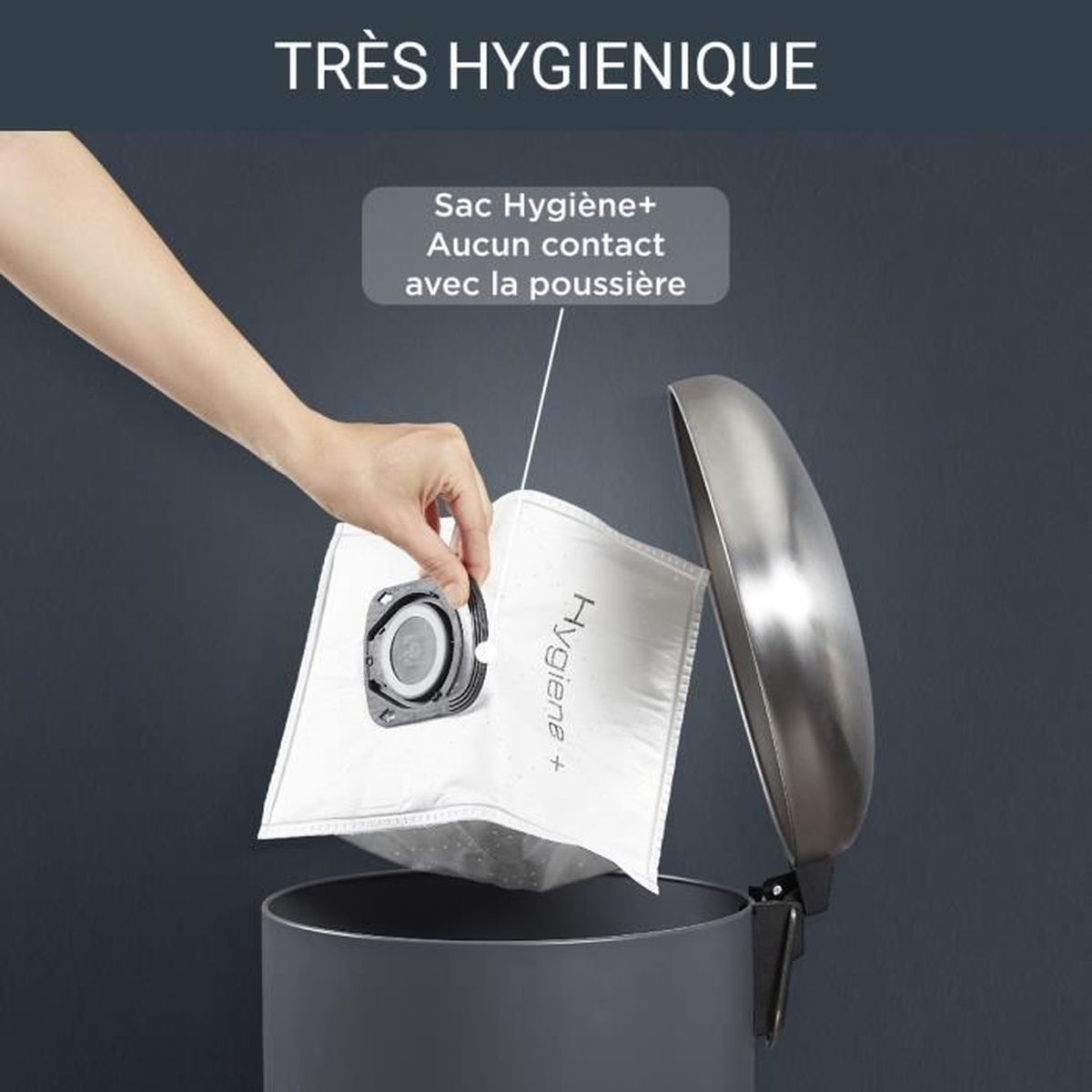 Main plaçant un sac d'aspirateur jetable dans une poubelle grise. Le sac indique 'Hygiène+'.