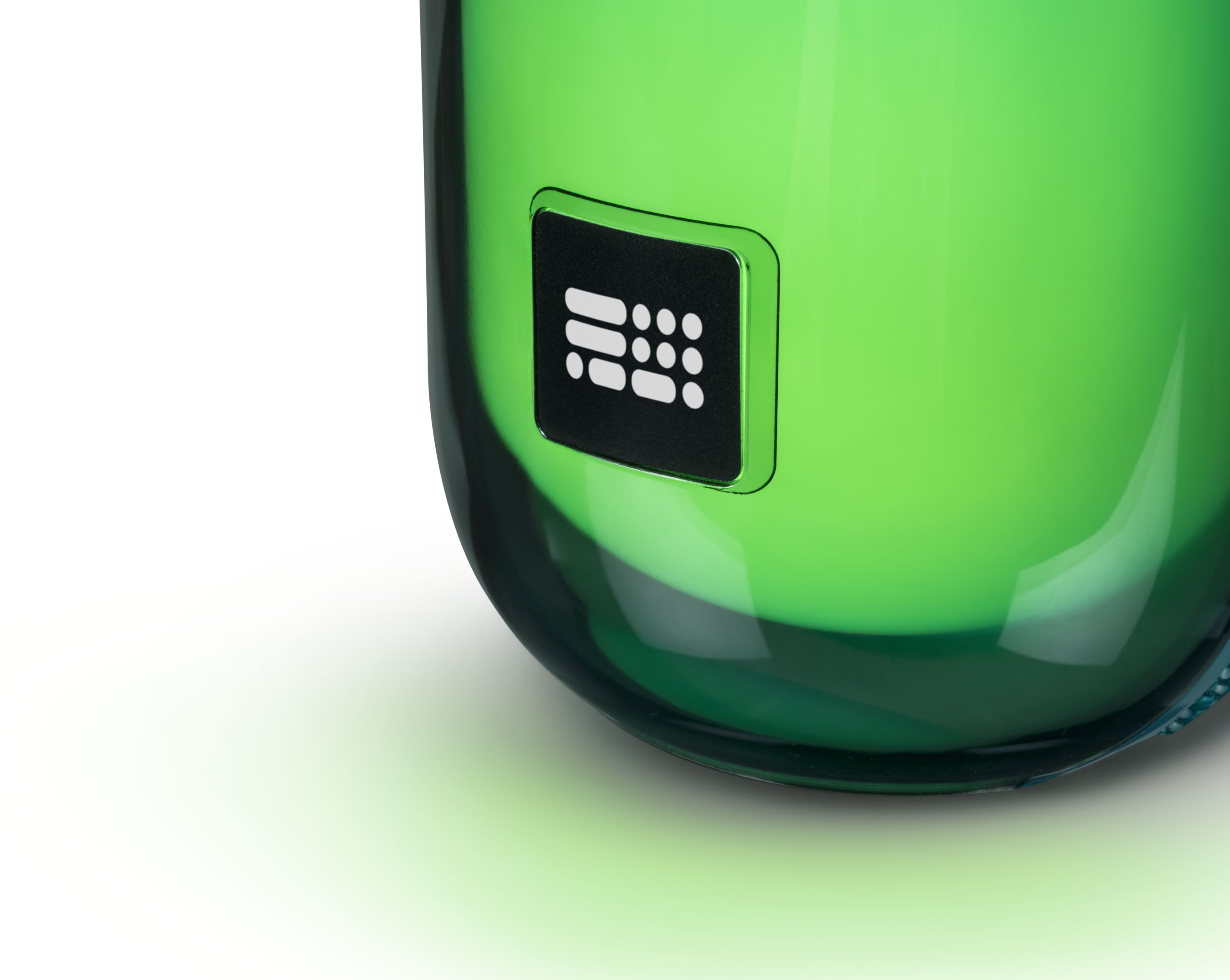 Zielony szklany przedmiot z logo. Tło jest białe.